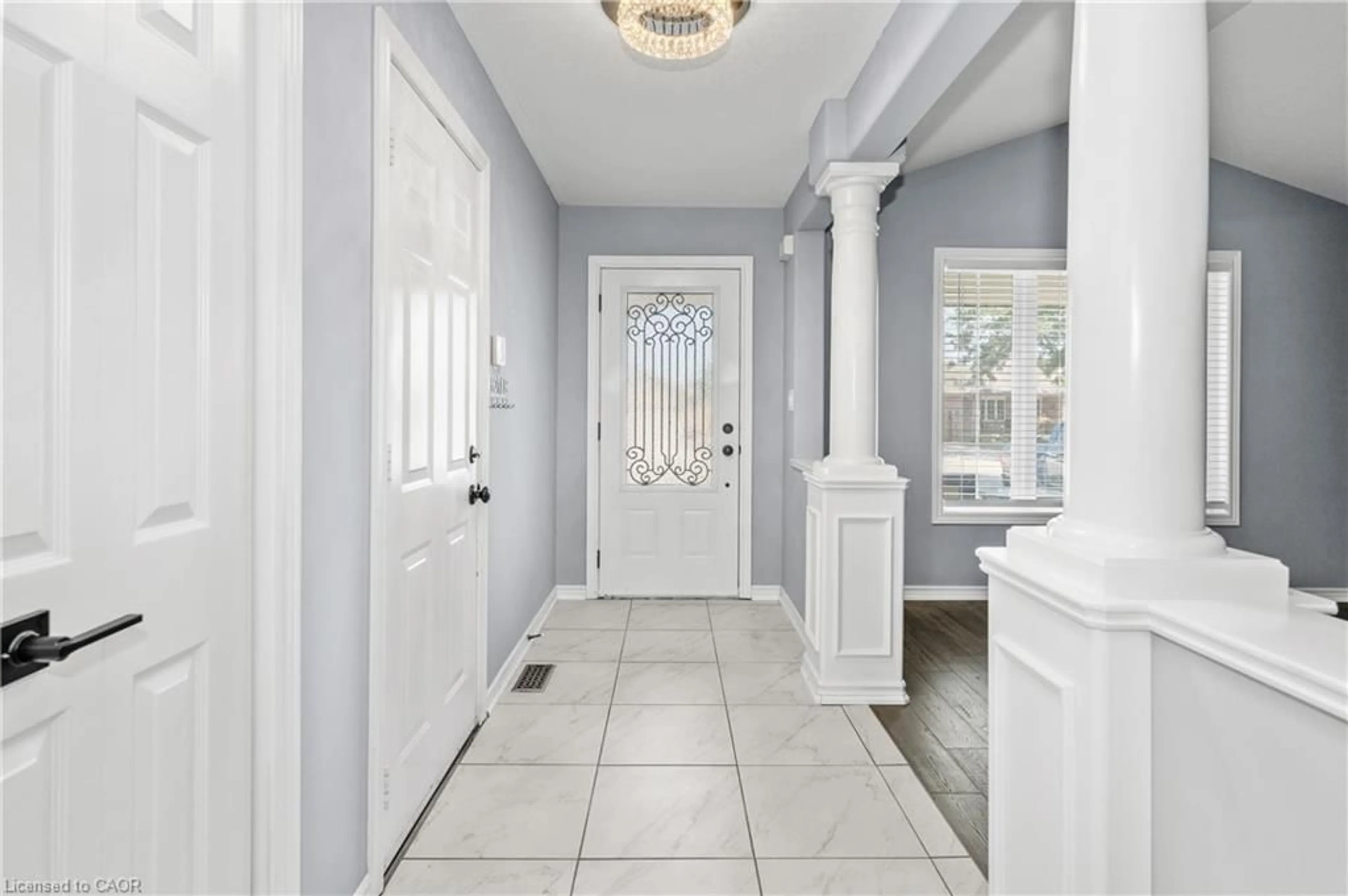 Indoor entryway for 7852 Sabine Dr, Niagara Falls Ontario L2H 3E4