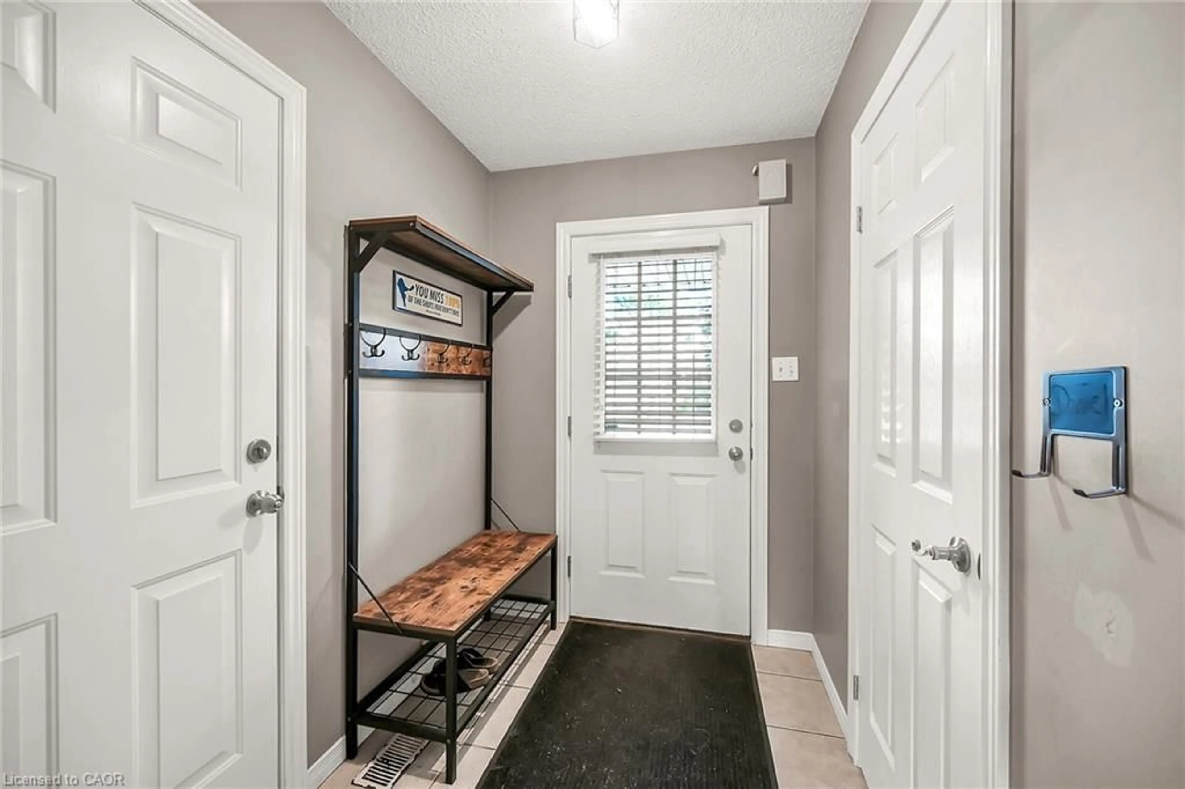 Indoor entryway for 40 Braemar Ave #30, Caledonia Ontario N3W 2N1