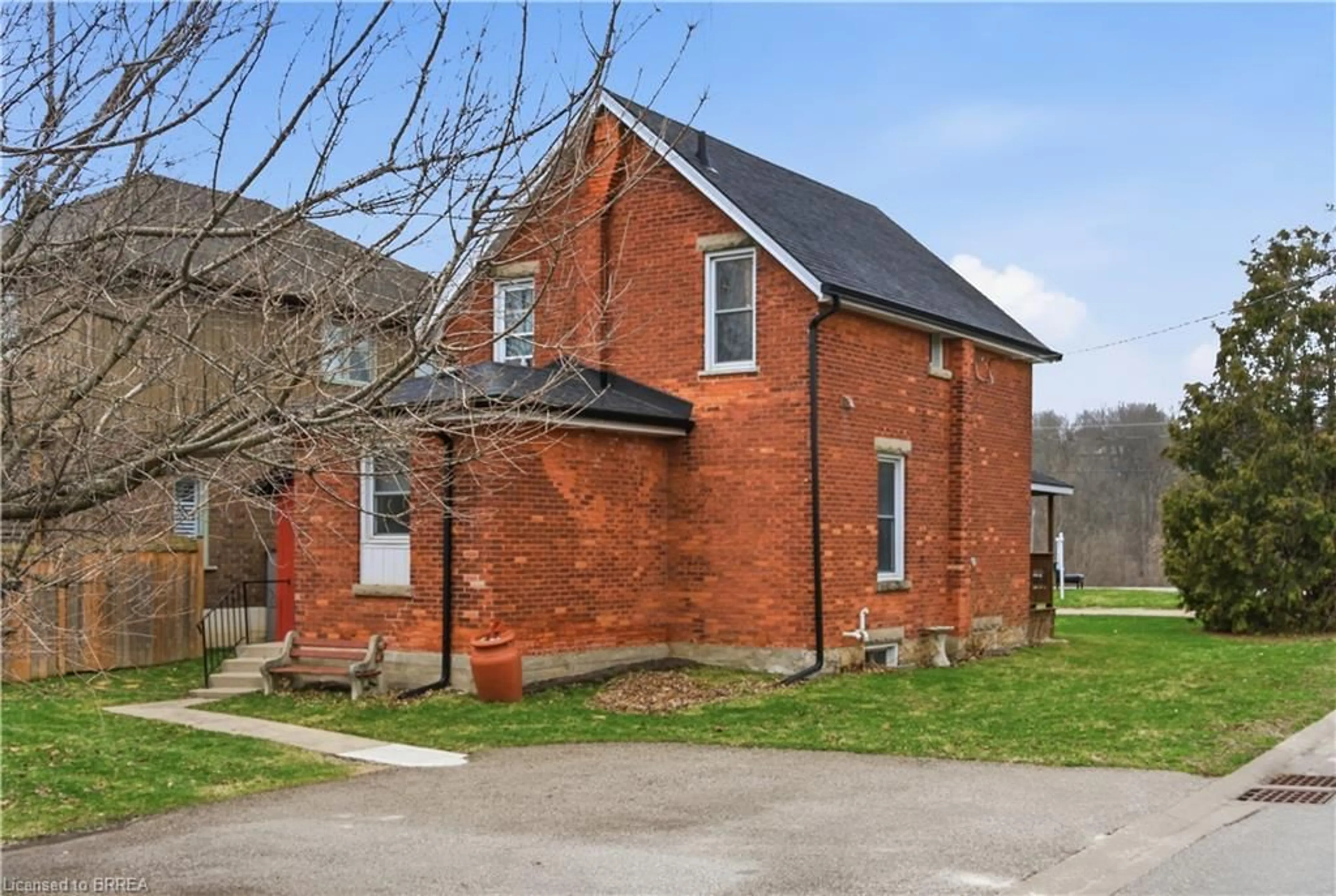 Home with brick exterior material, building for 139 Willow St, Paris Ontario N3L 2L4