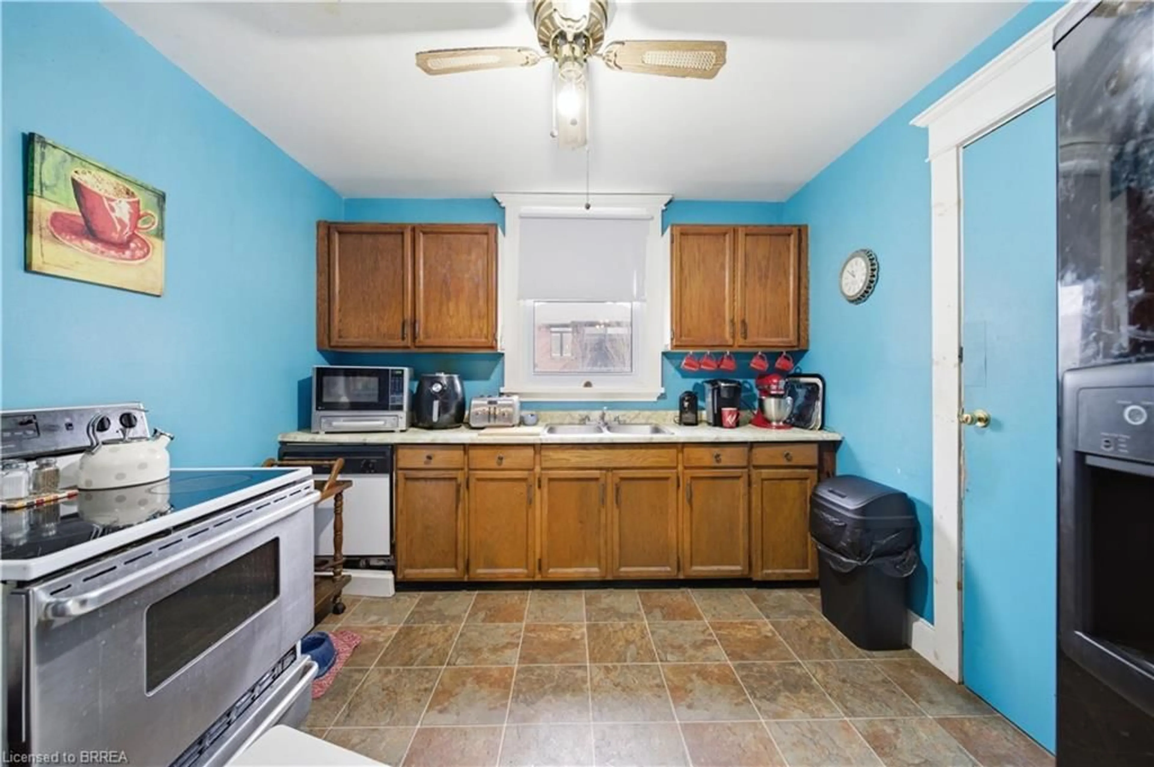 Standard kitchen, ceramic/tile floor for 139 Willow St, Paris Ontario N3L 2L4