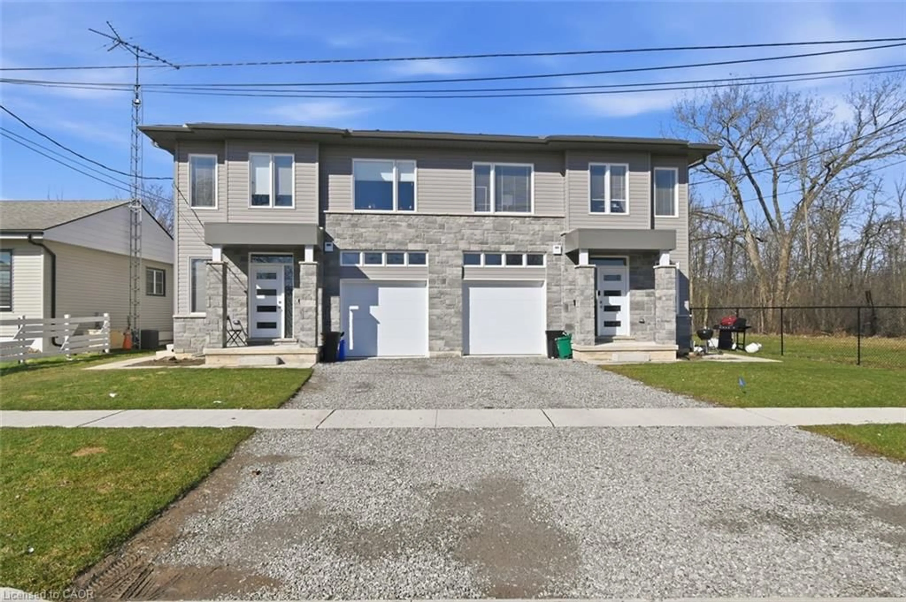 Home with brick exterior material, street for 40 Pietz Ave, Welland Ontario L3C 1Z4