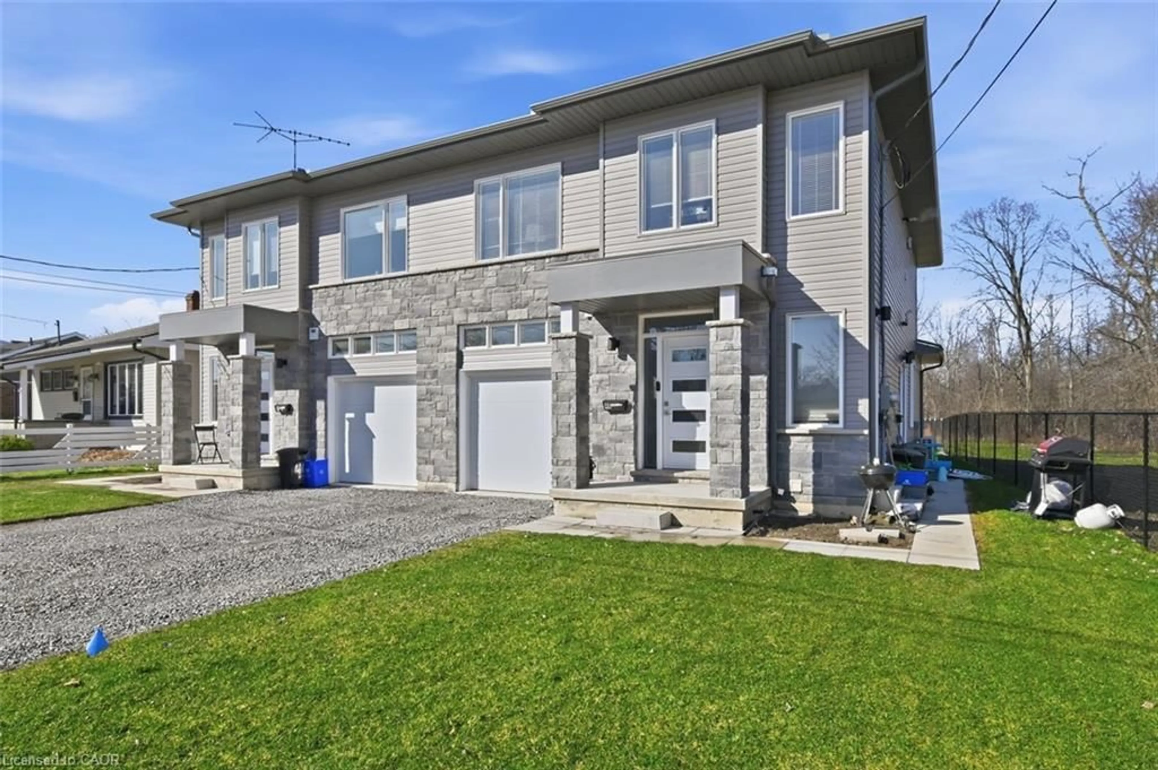 Home with brick exterior material, street for 40 Pietz Ave, Welland Ontario L3C 1Z4