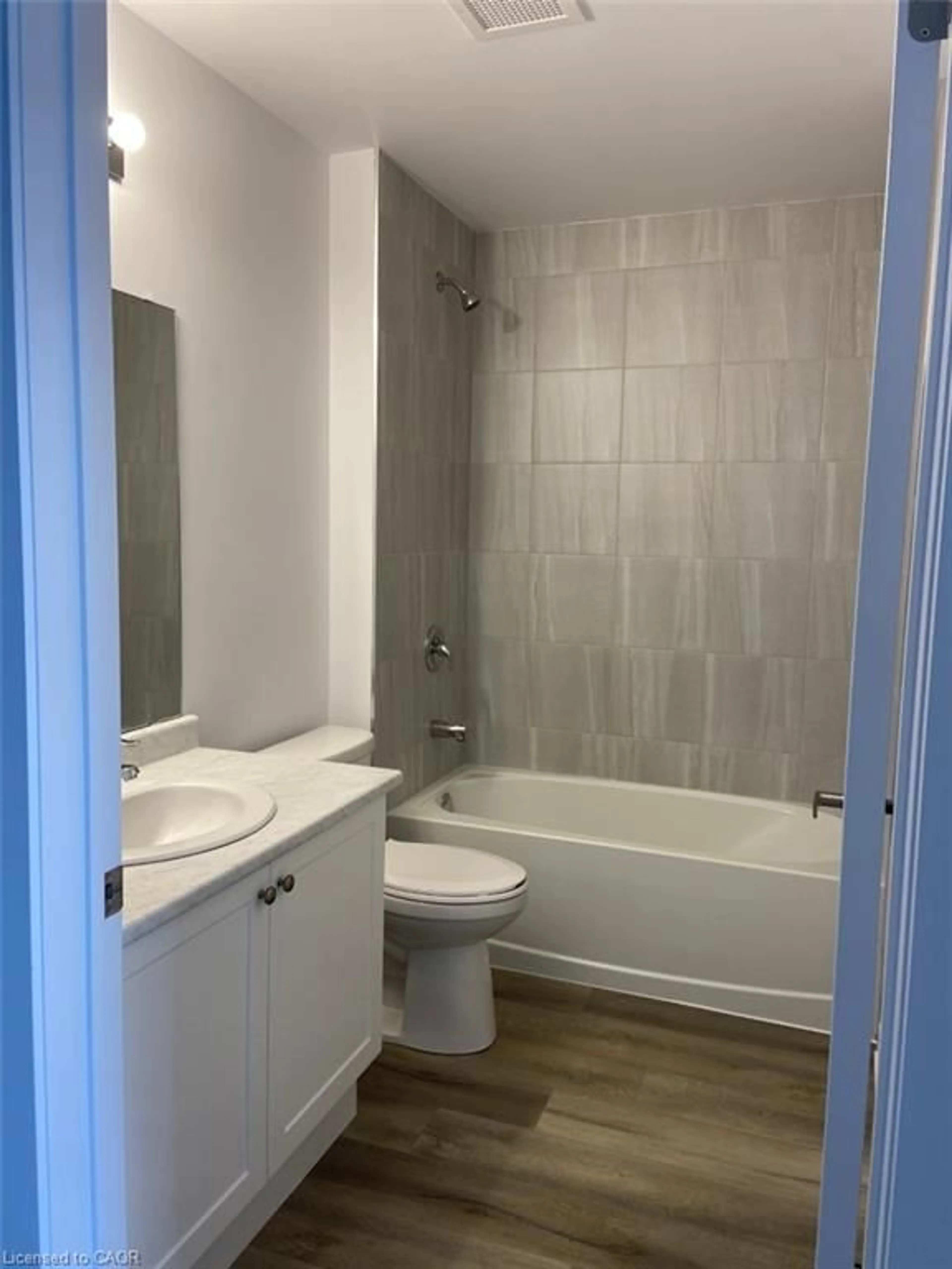 Standard bathroom, unknown for 5055 Greenlane Rd #424, Hamilton Ontario L0R 1B3