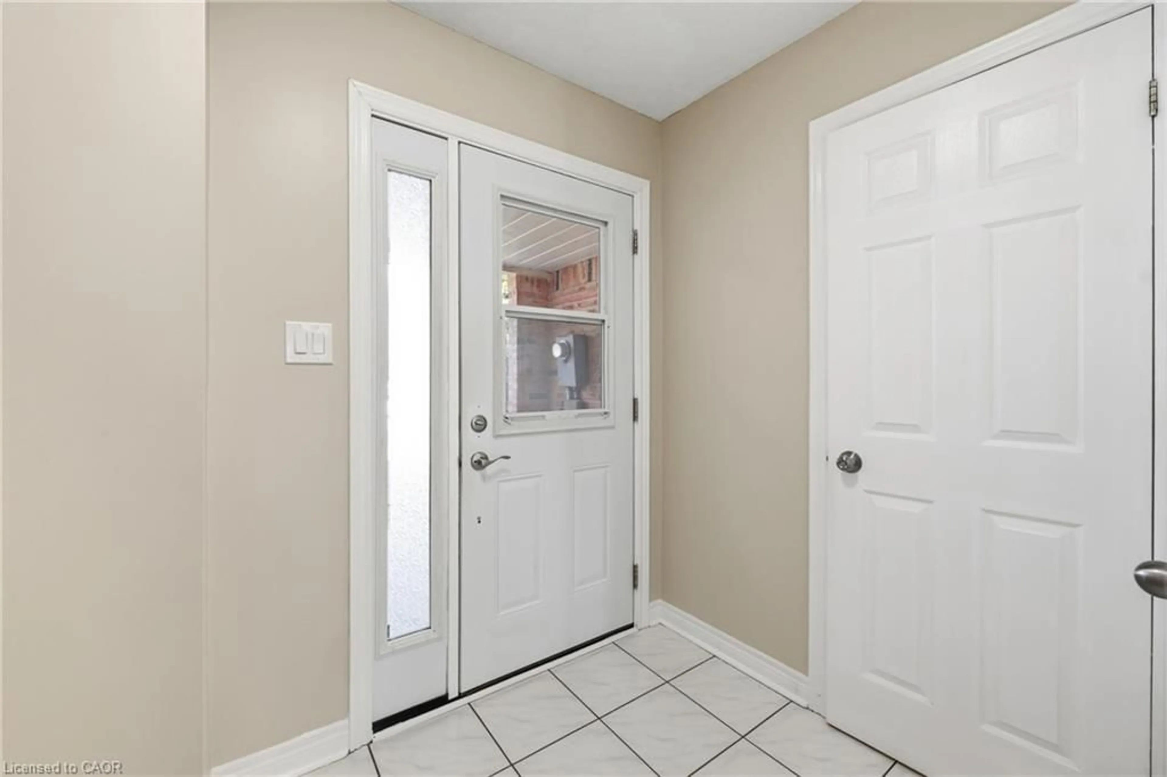 Indoor entryway for 2A Courtland Dr, Brantford Ontario N3R 7V8