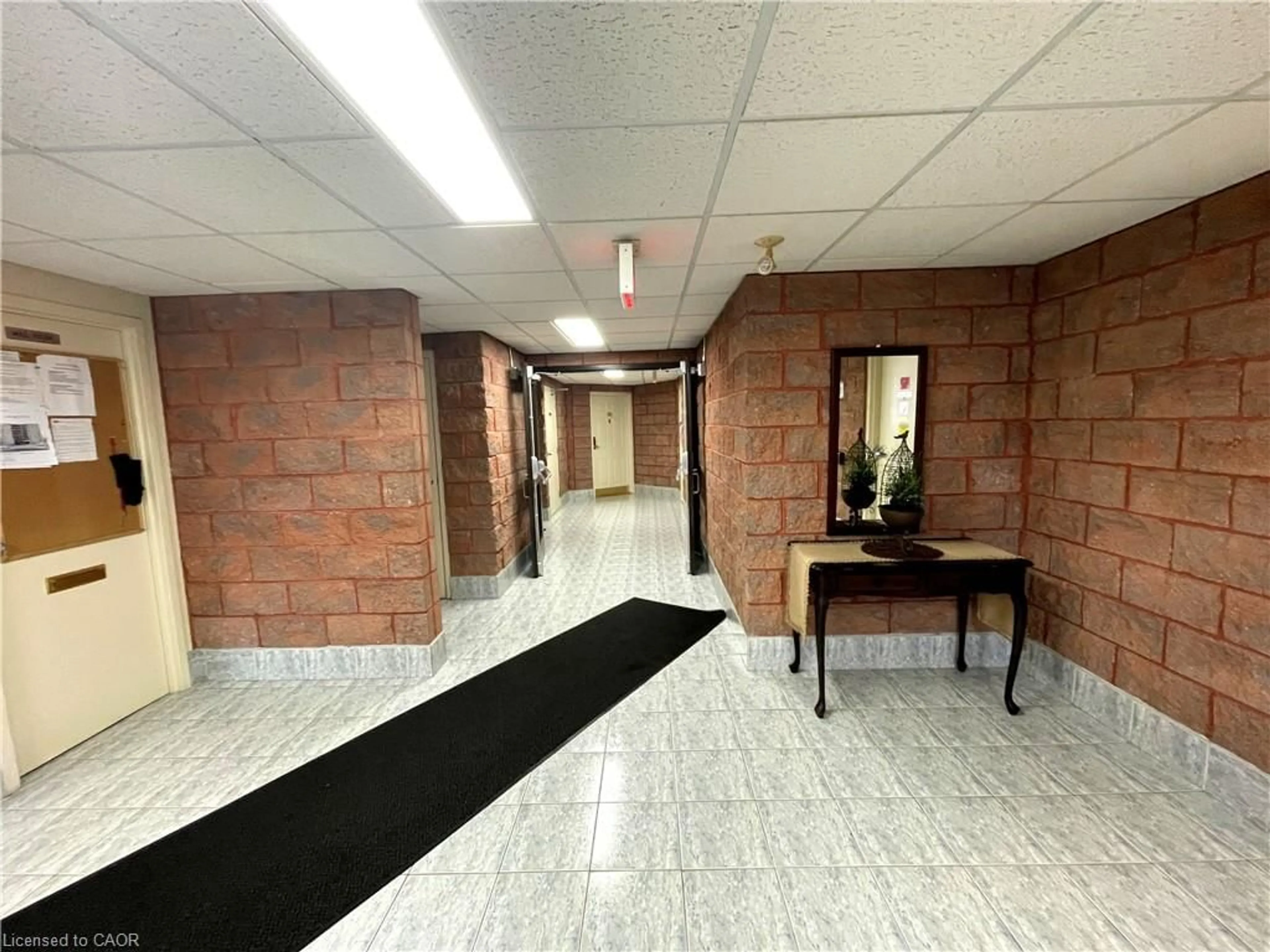 Indoor foyer for 5 Mill Pond Crt #606, Simcoe Ontario N3Y 5J6