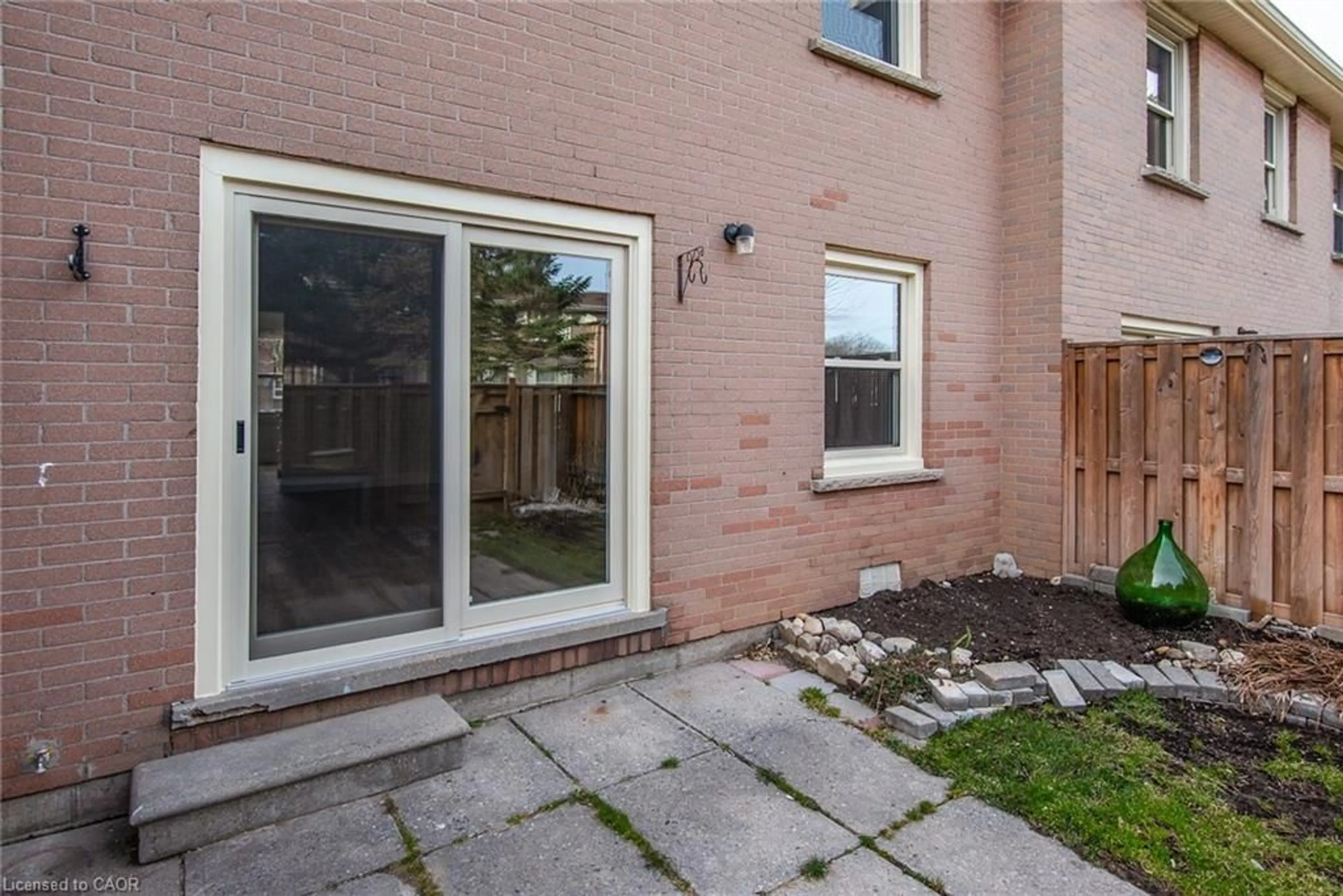 Patio, street for 27 Queenston Dr, Kitchener Ontario N2B 2T8