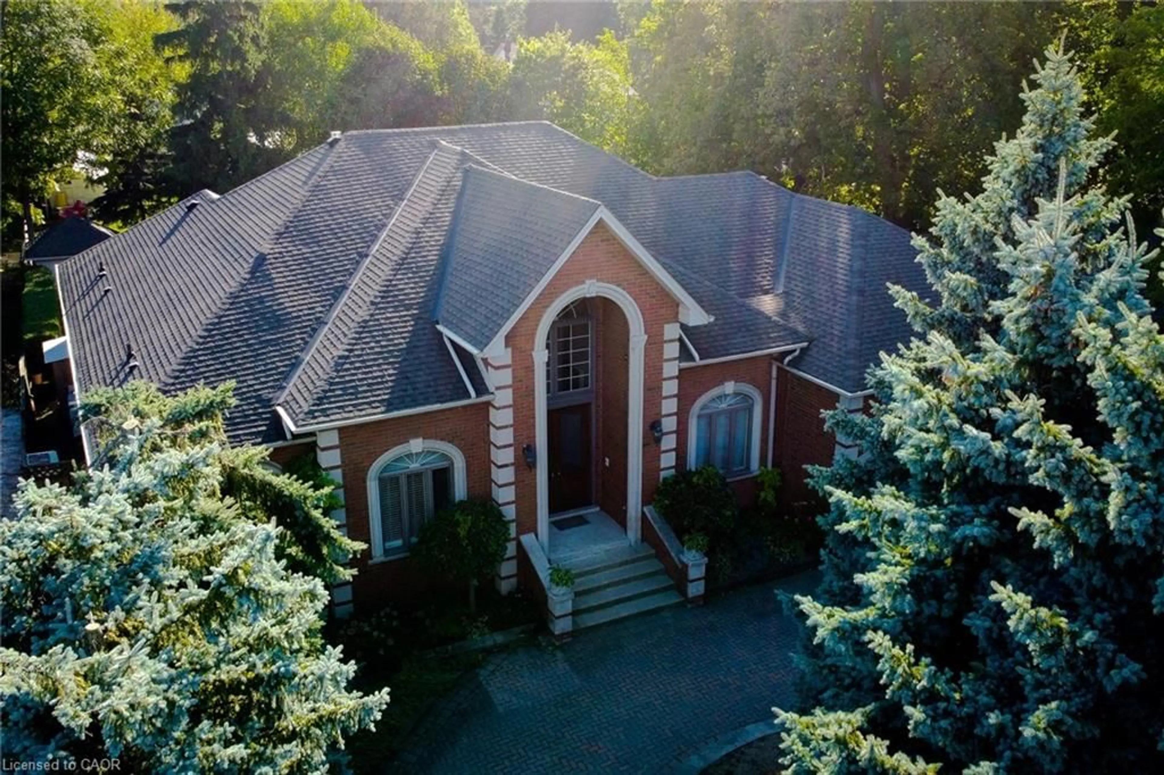 A pic from outside/outdoor area/front of a property/back of a property/a pic from drone, unknown for 499 Scenic Dr, Hamilton Ontario L9C 1G7