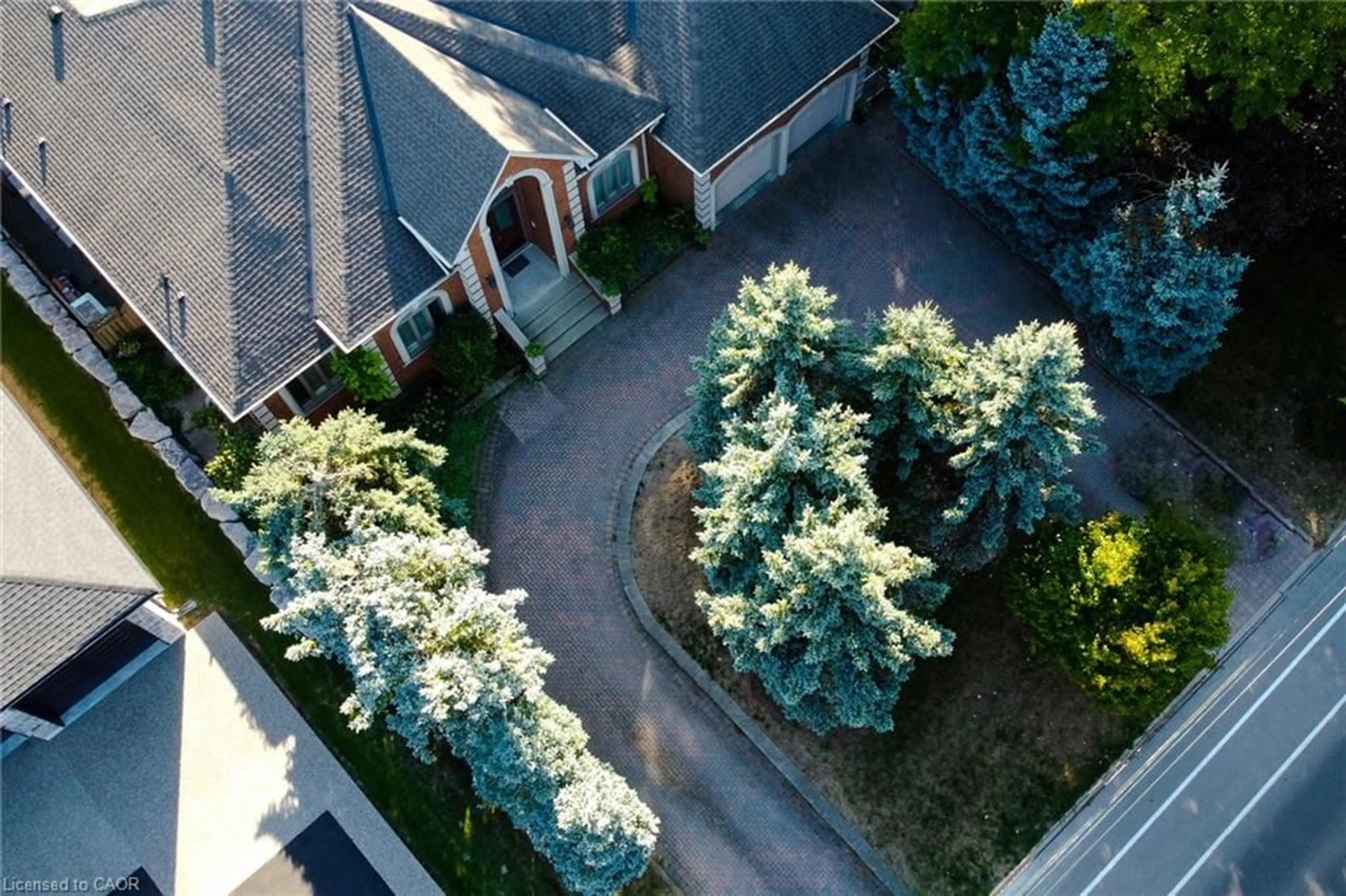 A pic from outside/outdoor area/front of a property/back of a property/a pic from drone, street for 499 Scenic Dr, Hamilton Ontario L9C 1G7