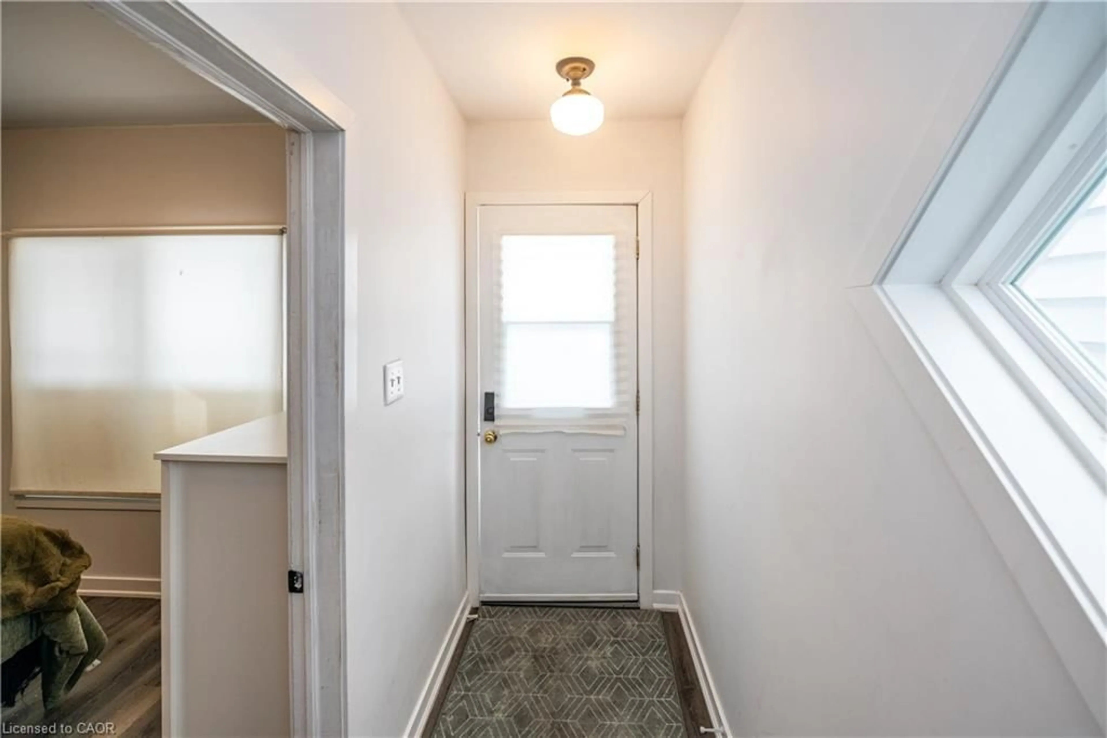 Indoor entryway for 92 Frederick Ave, Hamilton Ontario L8H 4K6