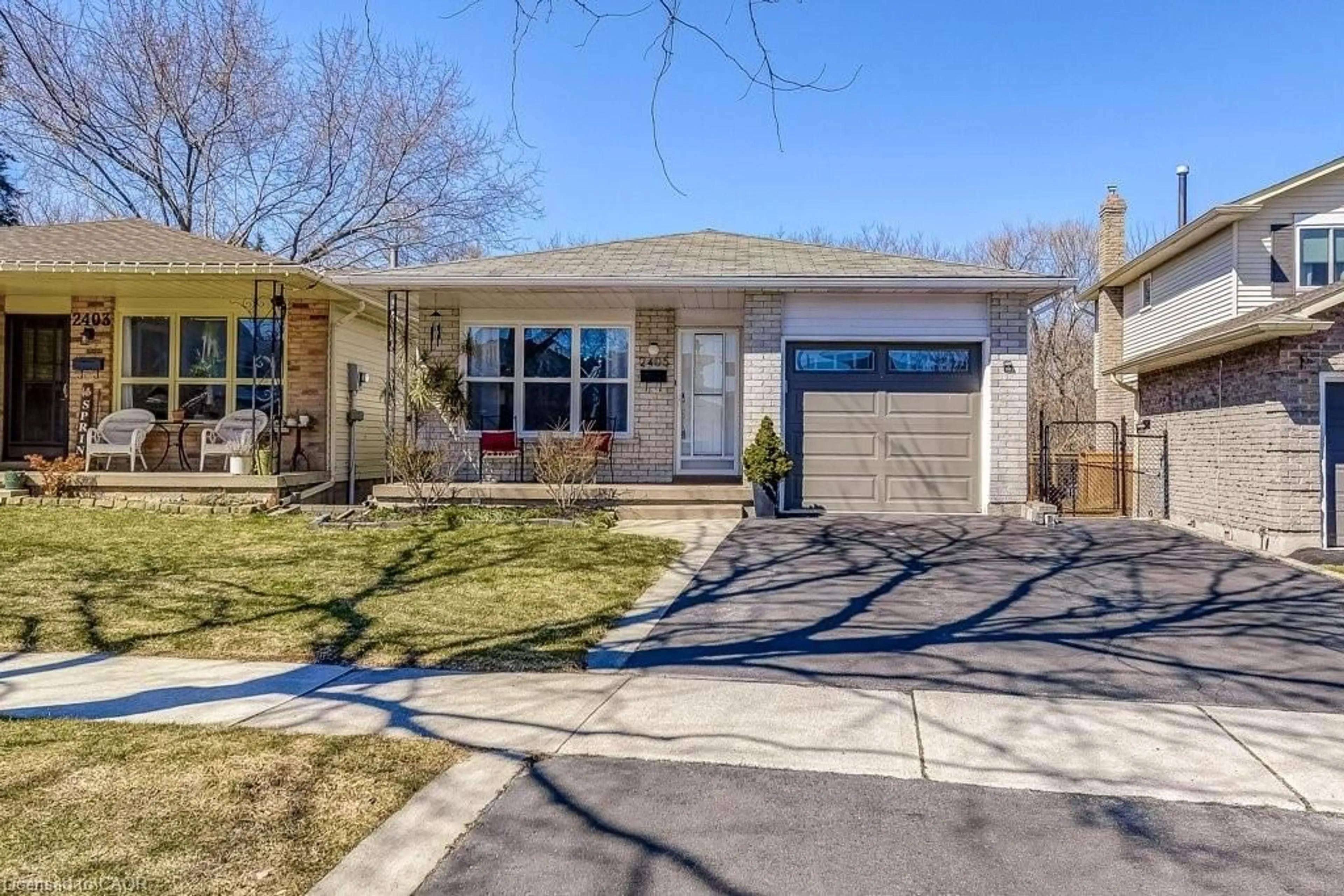 Home with brick exterior material, street for 2405 Malcolm Cres, Burlington Ontario L7P 3Y5