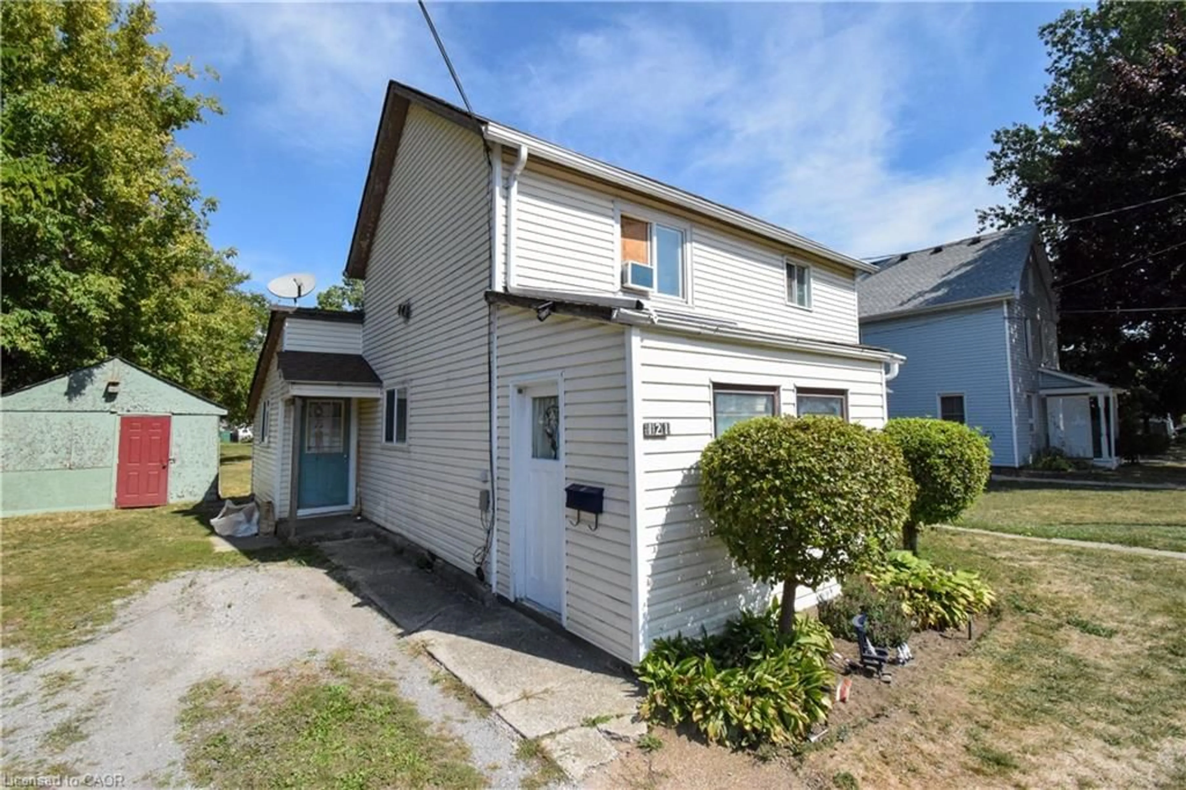 A pic from outside/outdoor area/front of a property/back of a property/a pic from drone, street for 121 Cross St, Dunnville Ontario N1A 1B8