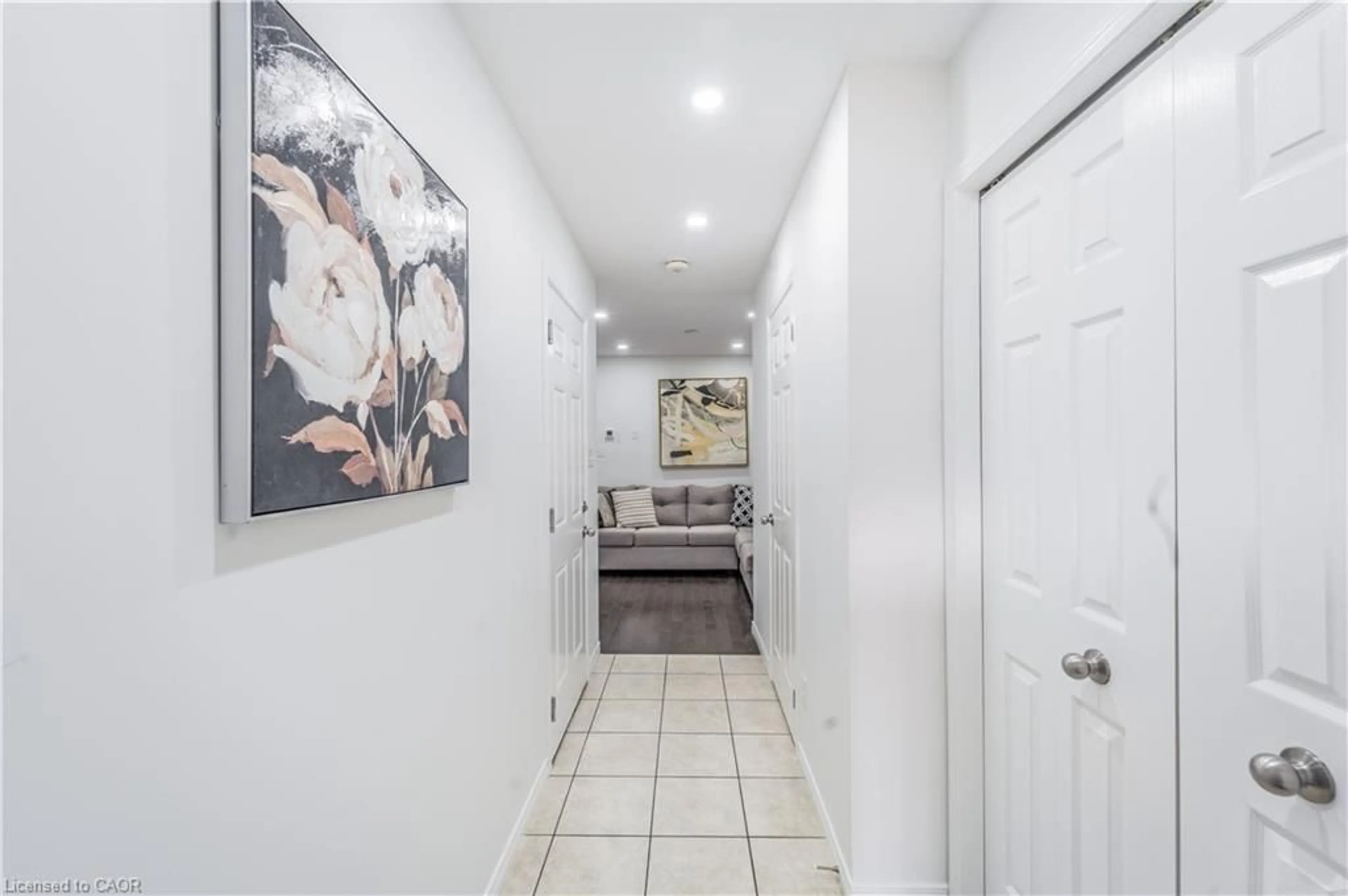 Indoor entryway for 203 Woodmeadow Crt, Kitchener Ontario N2R 1W6