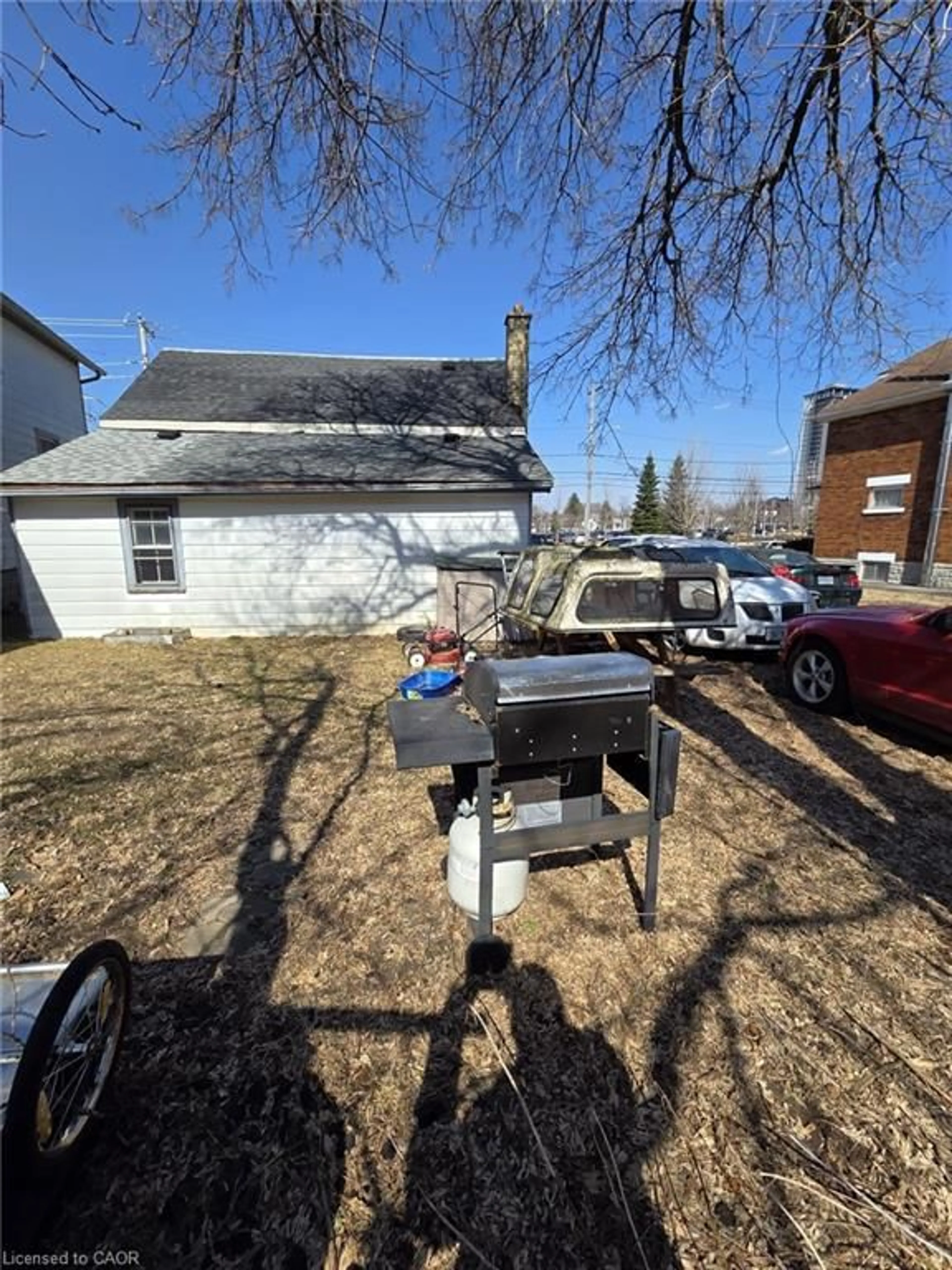 A pic from outside/outdoor area/front of a property/back of a property/a pic from drone, street for 555 Park St, Kitchener Ontario N2G 1N8