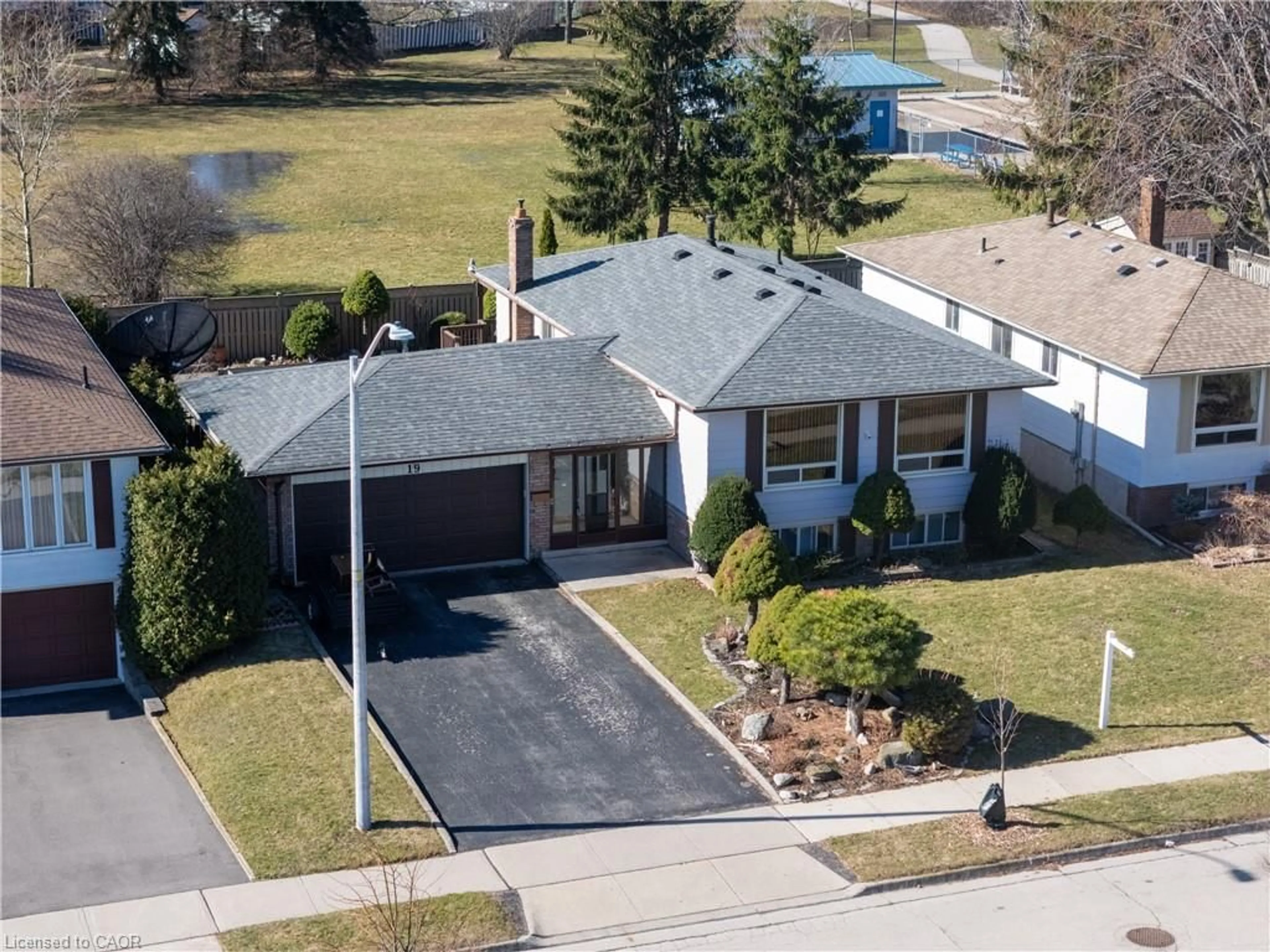 A pic from outside/outdoor area/front of a property/back of a property/a pic from drone, street for 19 Lynwood Dr, Hamilton Ontario L8E 3E7