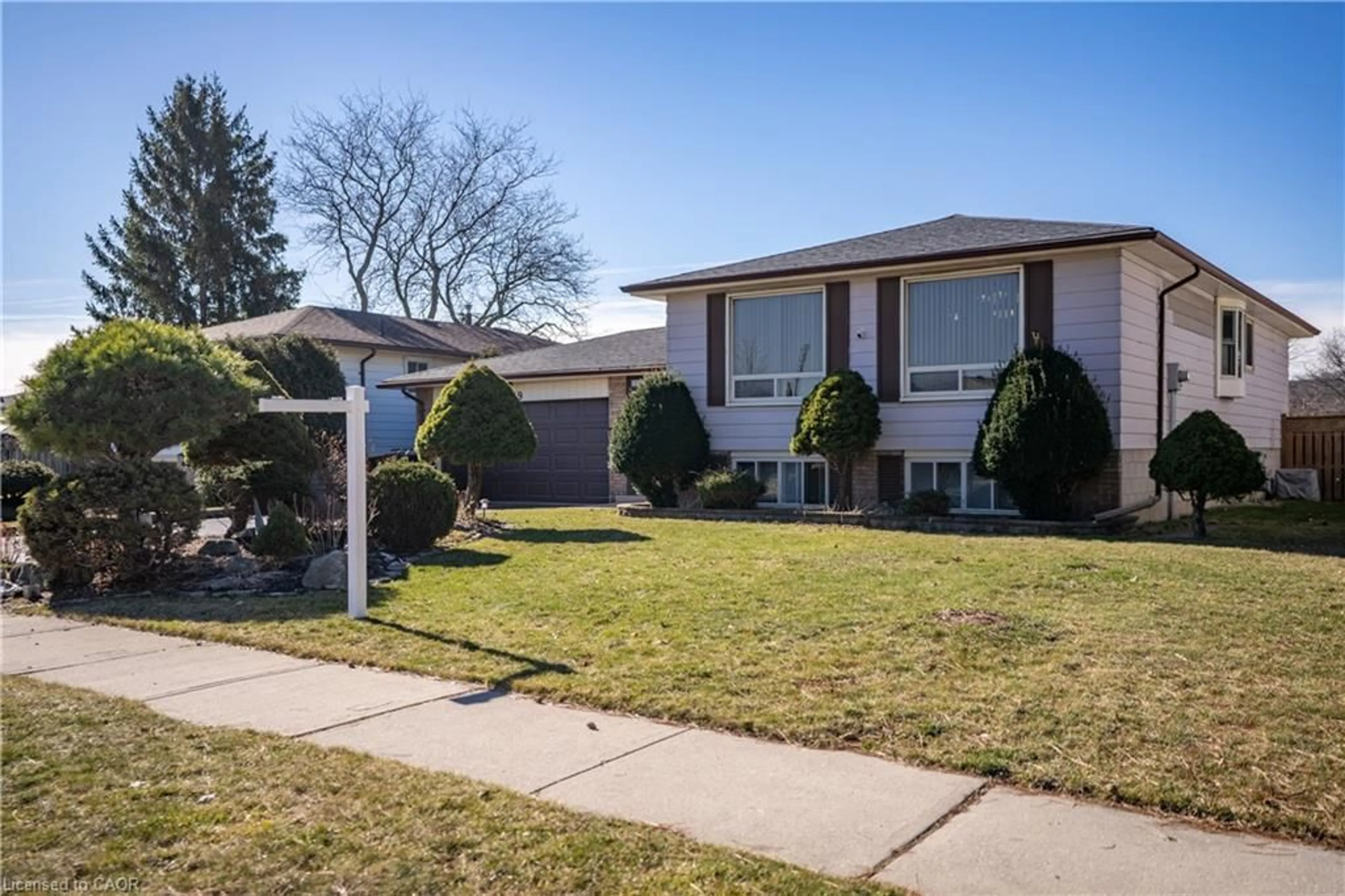 Home with brick exterior material, street for 19 Lynwood Dr, Hamilton Ontario L8E 3E7