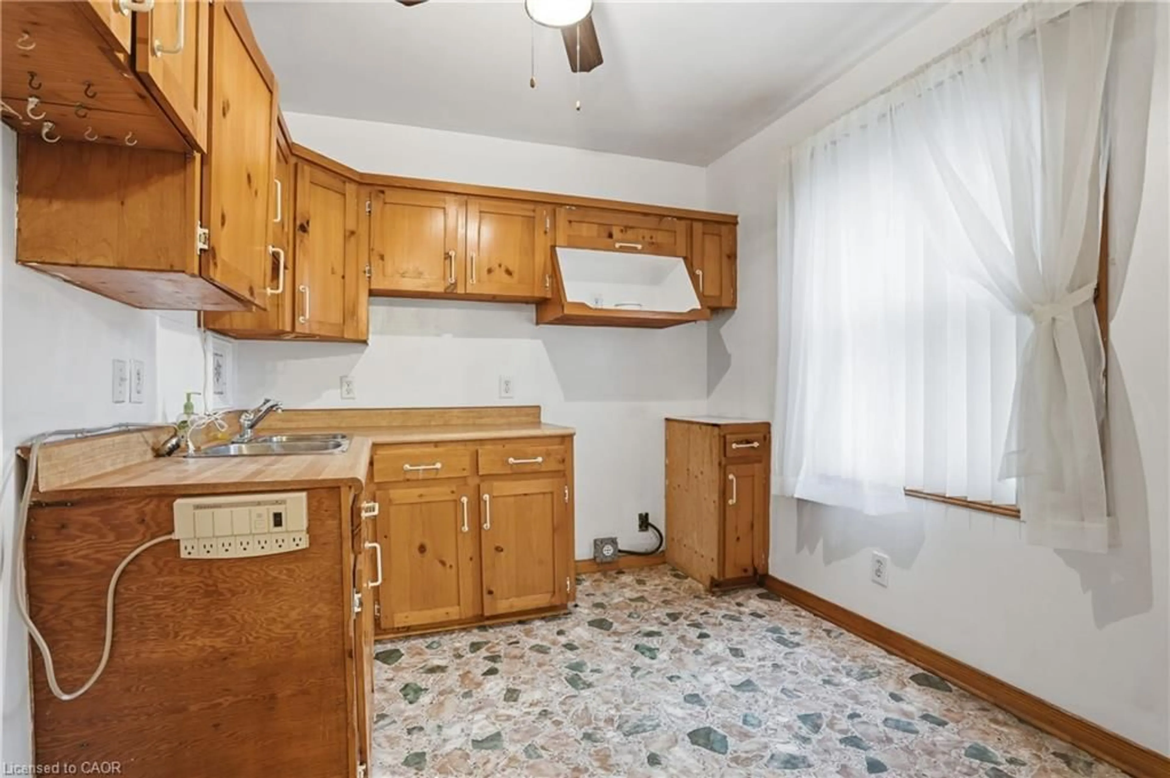 Standard kitchen, unknown for 263 East 15th St, Hamilton Ontario L9A 4G4