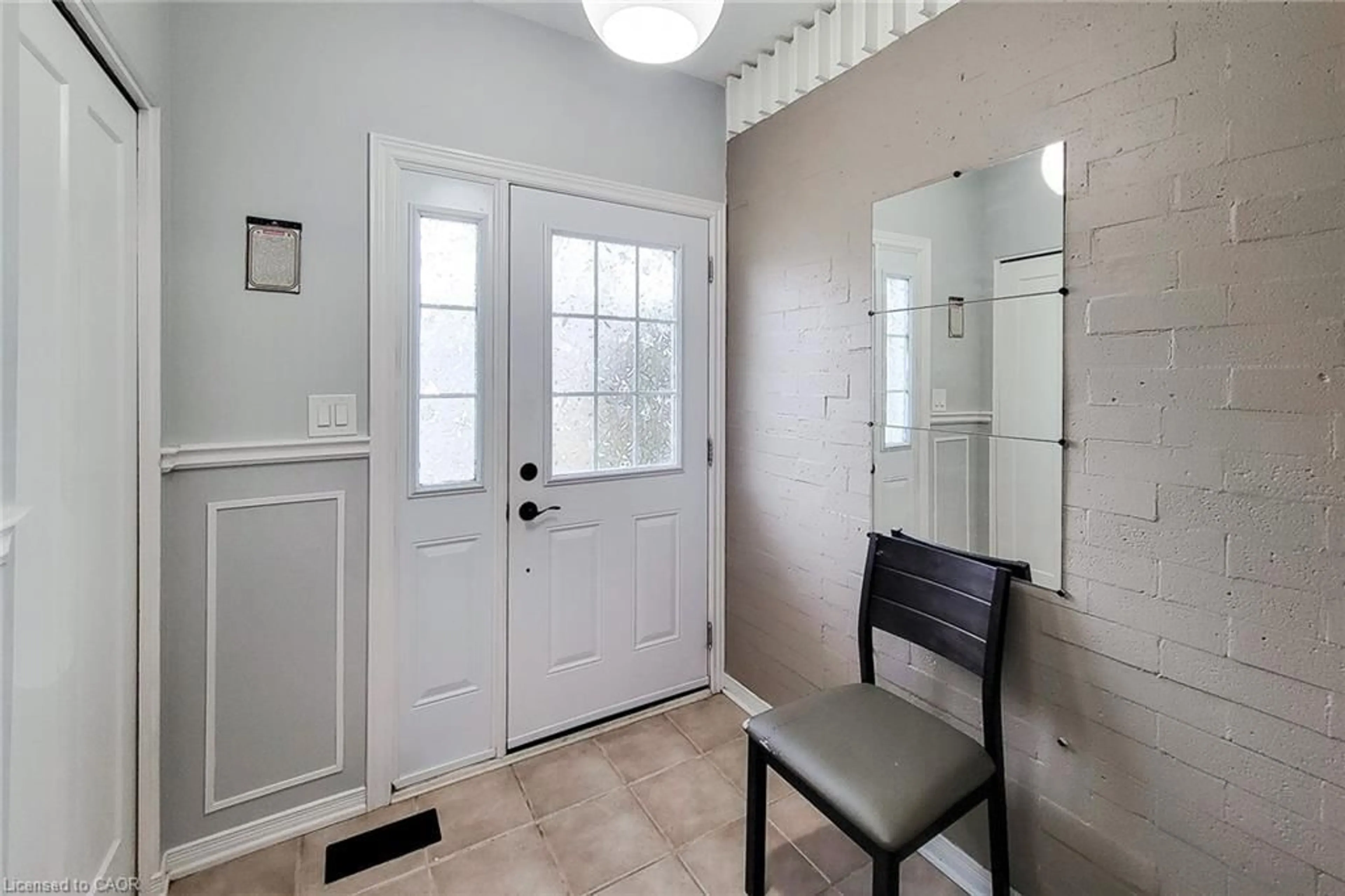 Indoor entryway for 100 St Andrews Crt #12, Hamilton Ontario L8K 6H2