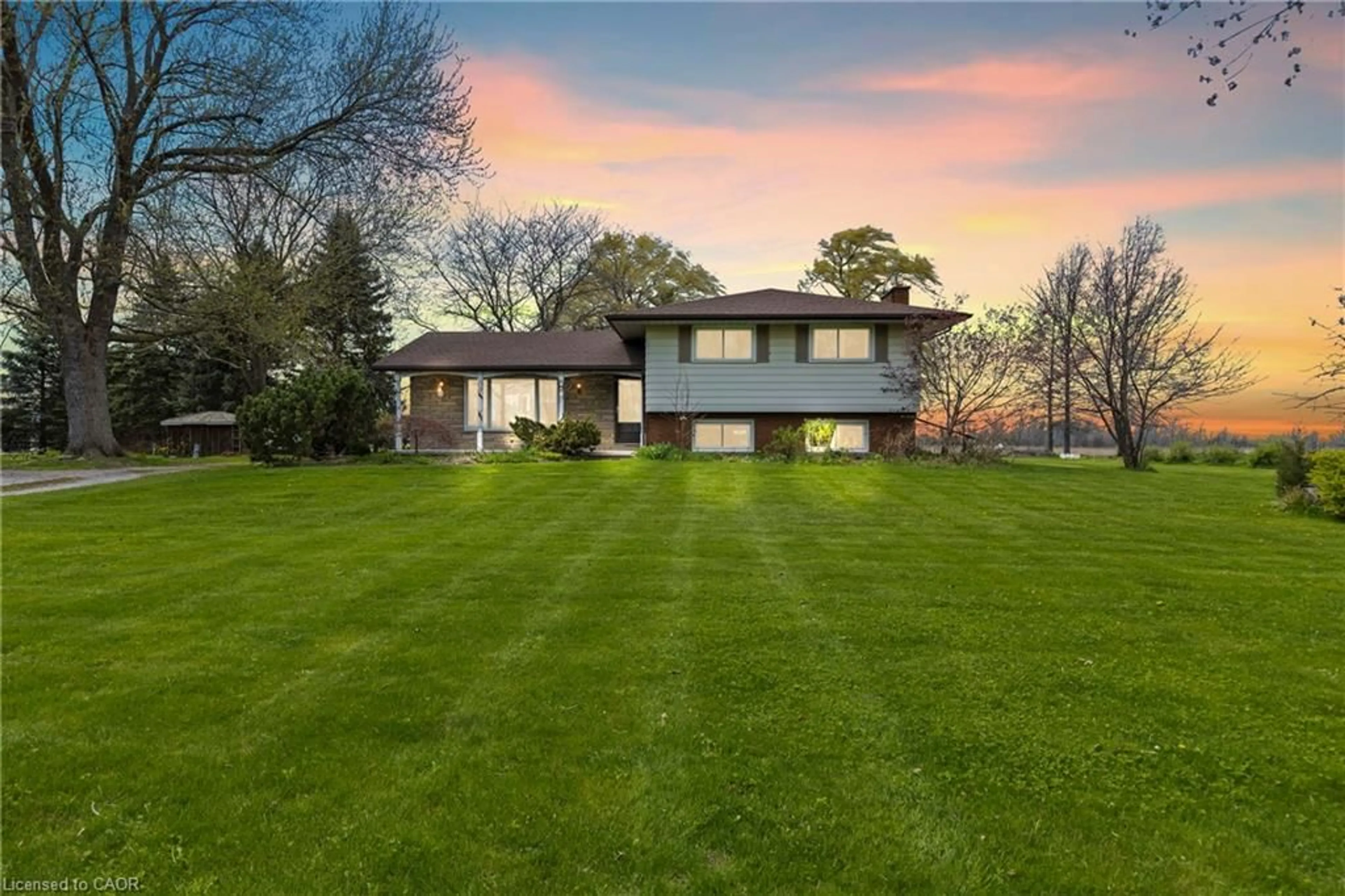 A pic from outside/outdoor area/front of a property/back of a property/a pic from drone, unknown for 488 Townline Rd, Niagara-on-the-Lake Ontario L0S 1J0
