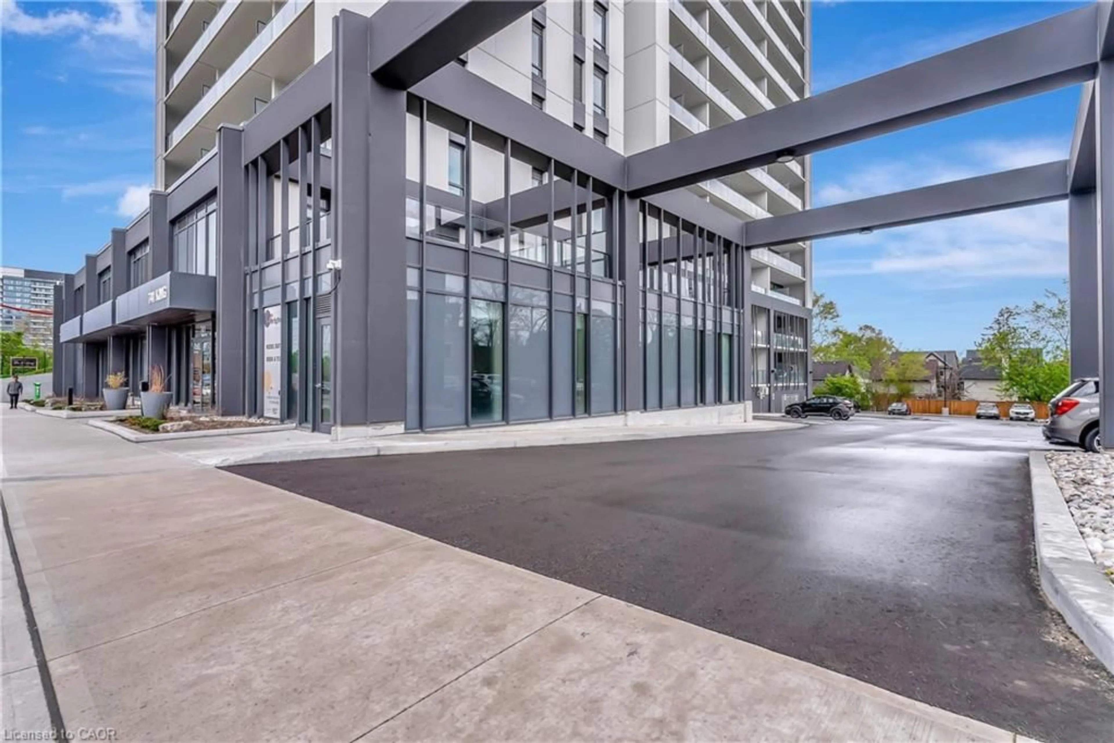 Indoor foyer for 741 King St #1011, Kitchener Ontario N2G 0E9