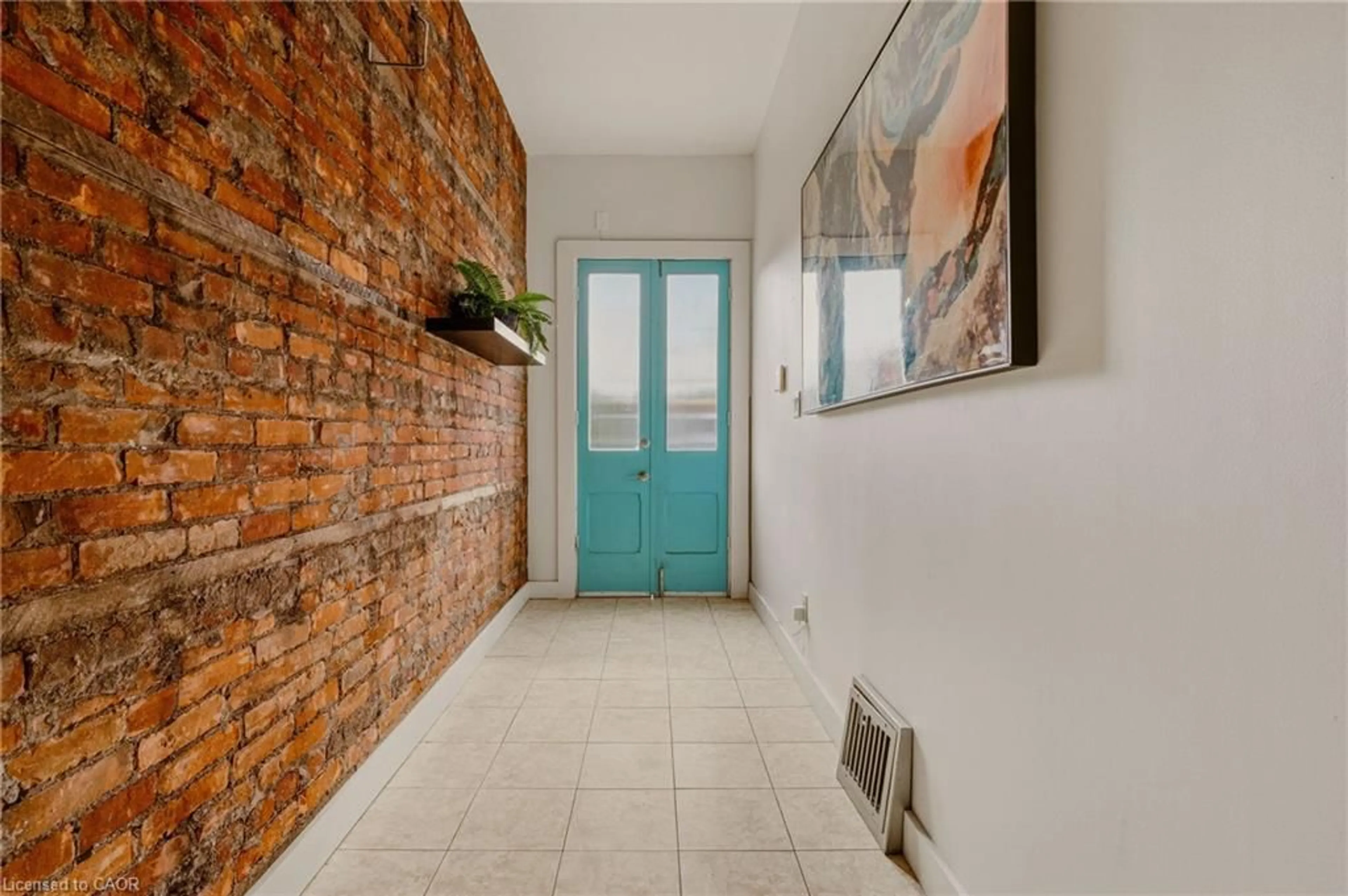 Indoor entryway for 163 Victoria Ave, Hamilton Ontario L8L 5E9