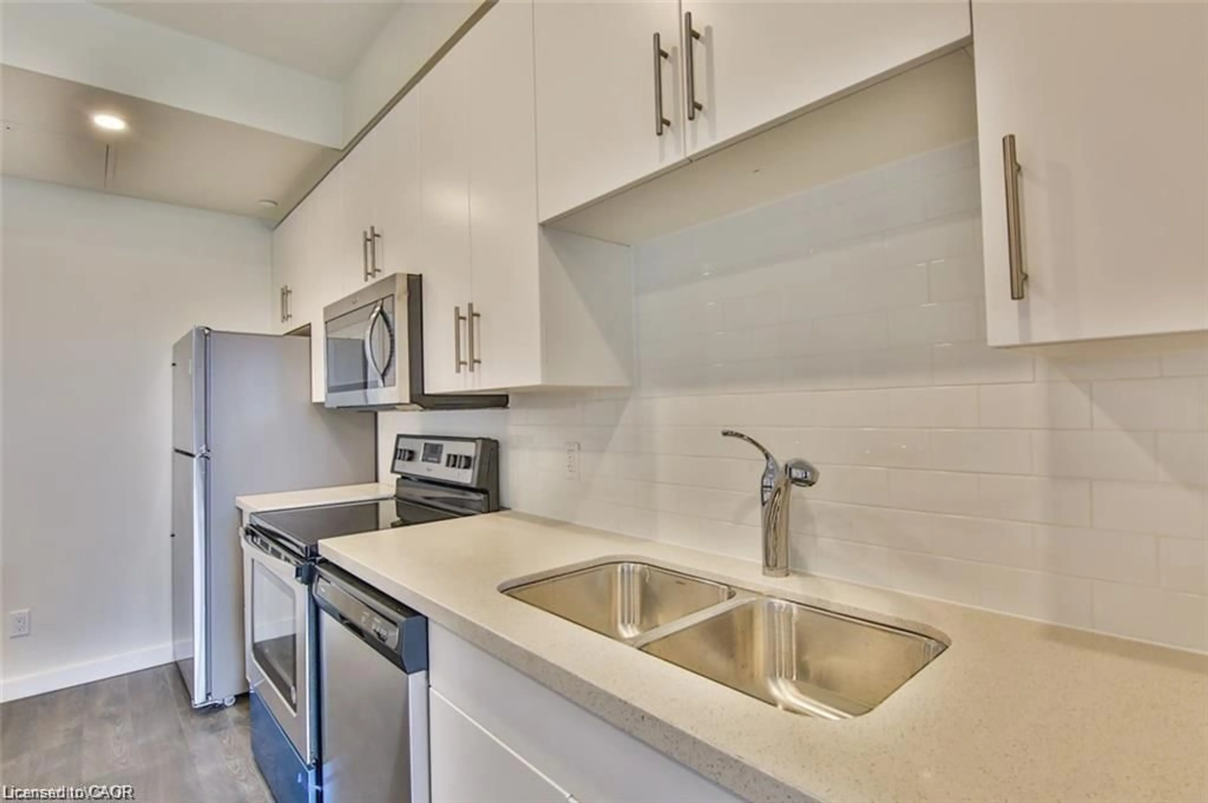 Standard kitchen, ceramic/tile floor for 690 King St #522, Kitchener Ontario N2H 5L8