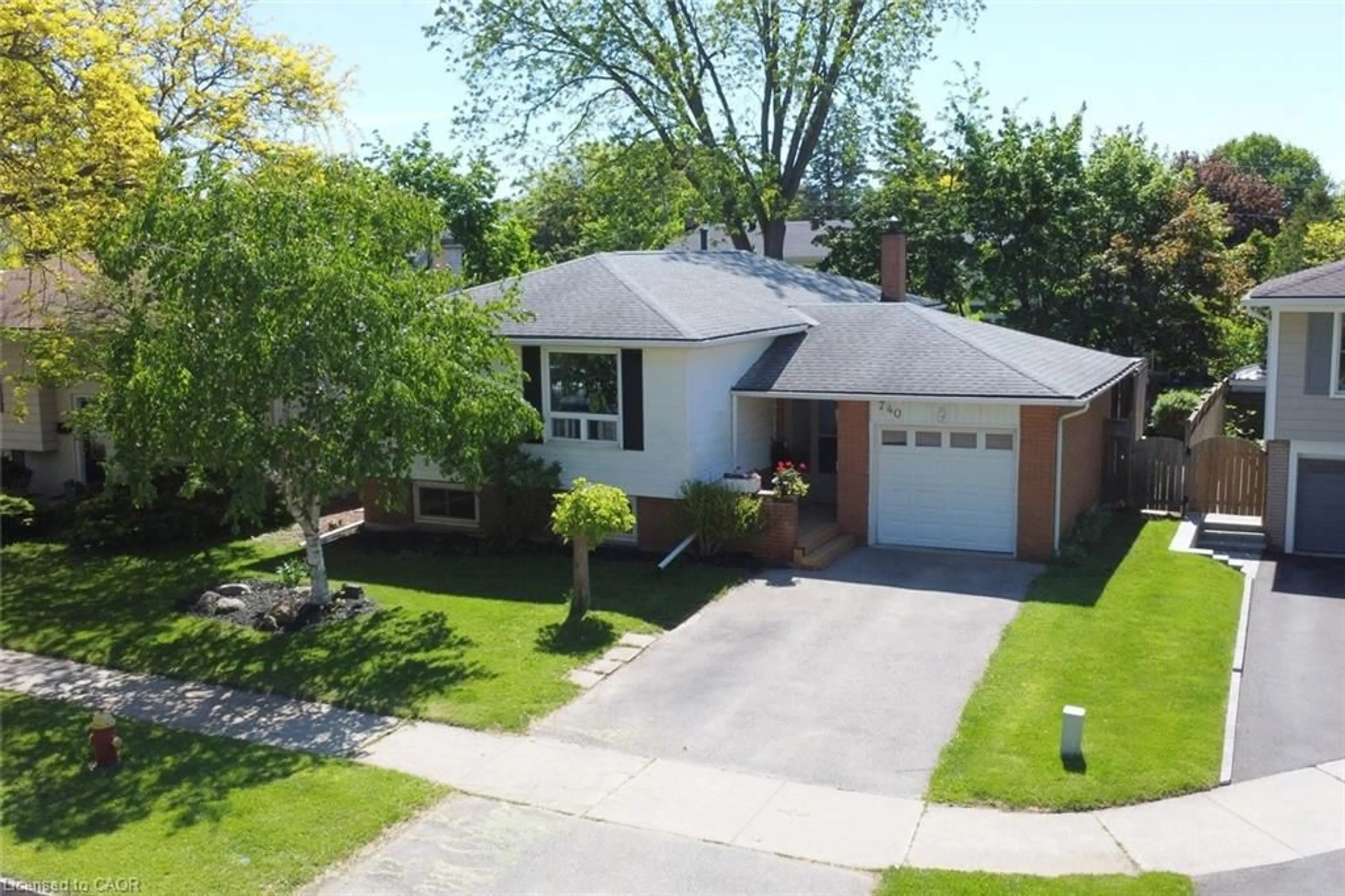 A pic from outside/outdoor area/front of a property/back of a property/a pic from drone, street for 740 Hyde Rd, Burlington Ontario L7S 1S7