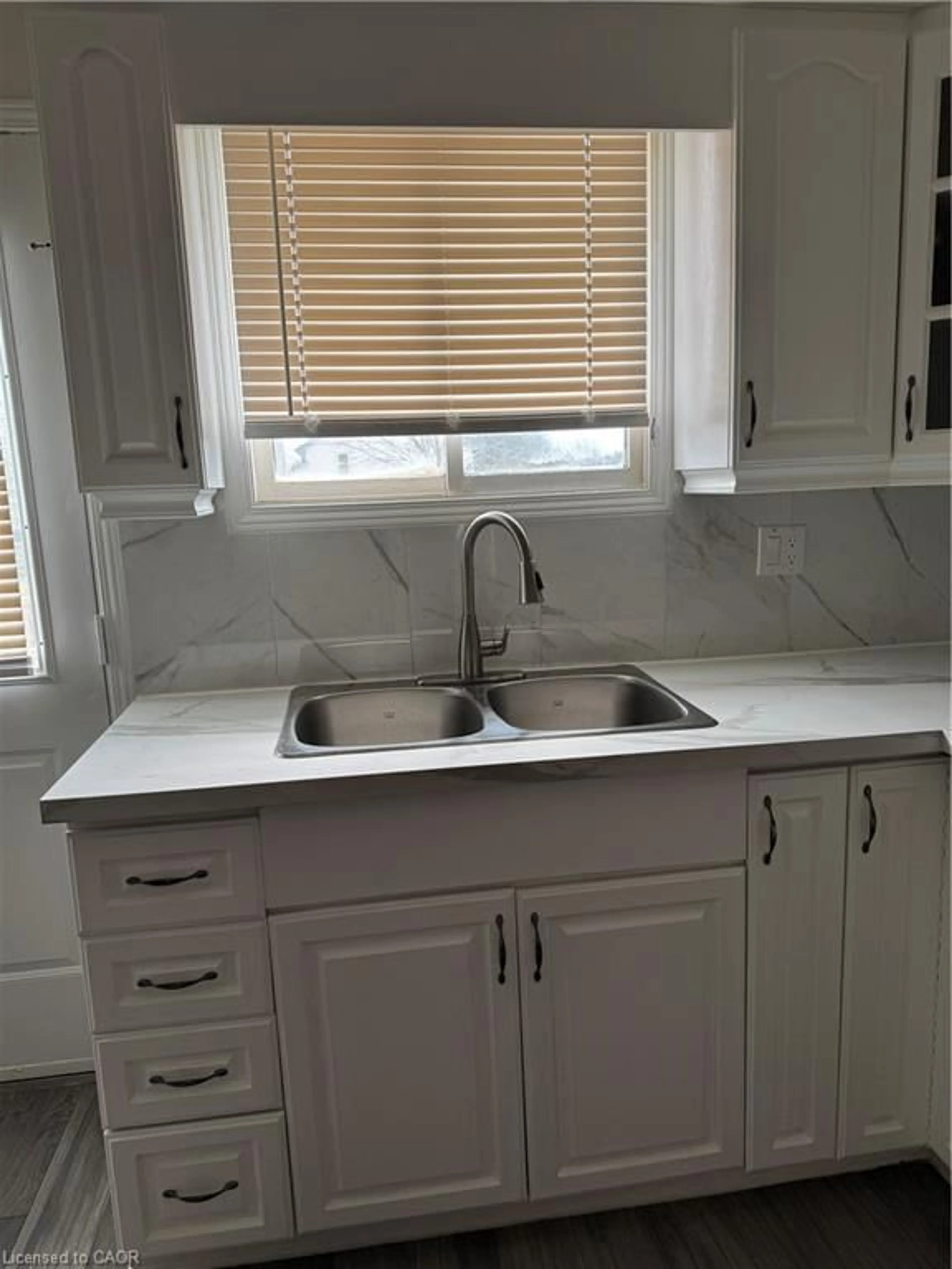 Standard kitchen, ceramic/tile floor for 115 Westvale Dr, Waterloo Ontario N2T 1K1