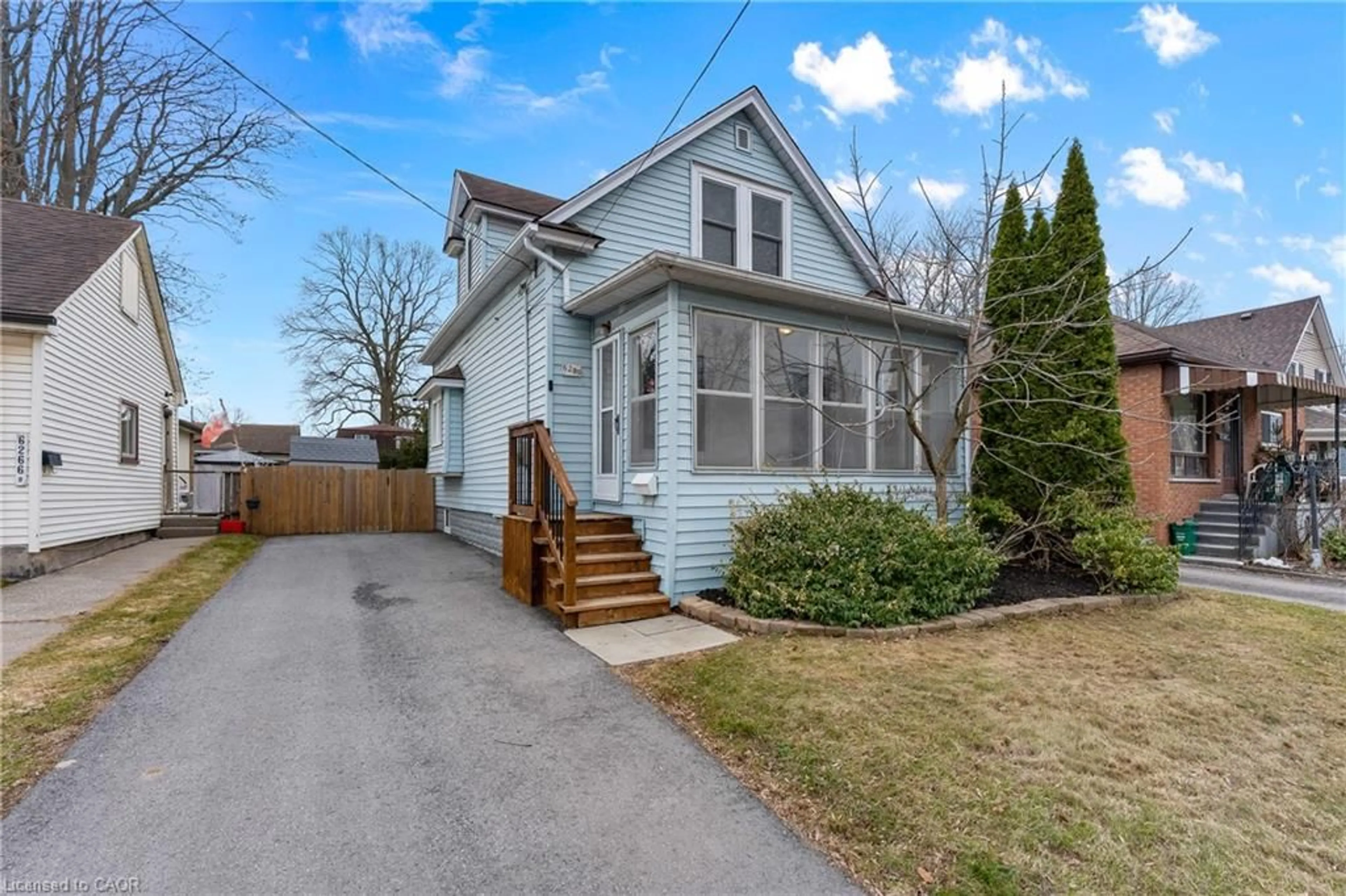 Home with vinyl exterior material, street for 6280 Culp St, Niagara Falls Ontario L2G 2C1