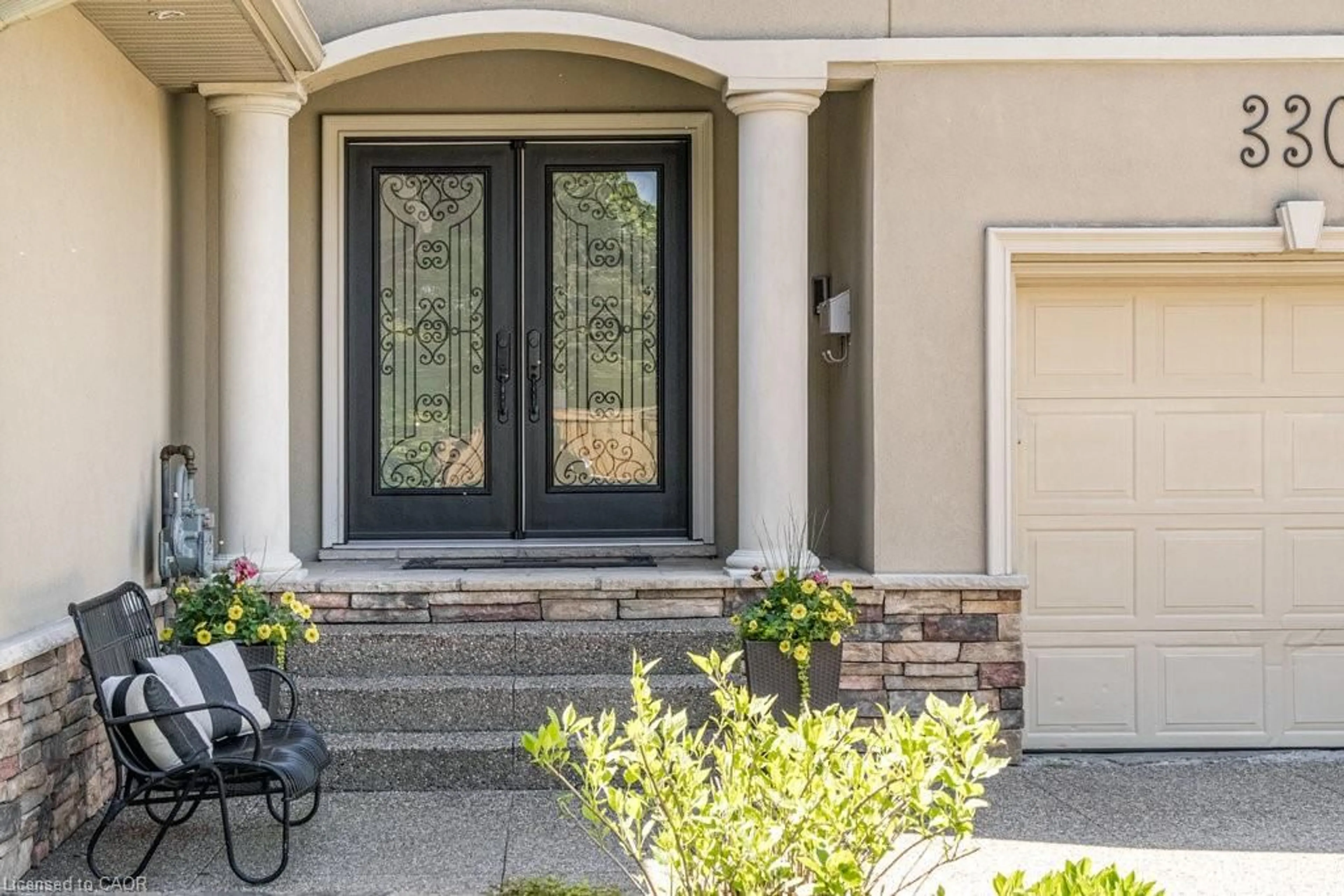 Indoor entryway for 330 Strathcona Dr, Burlington Ontario L7L 2E3