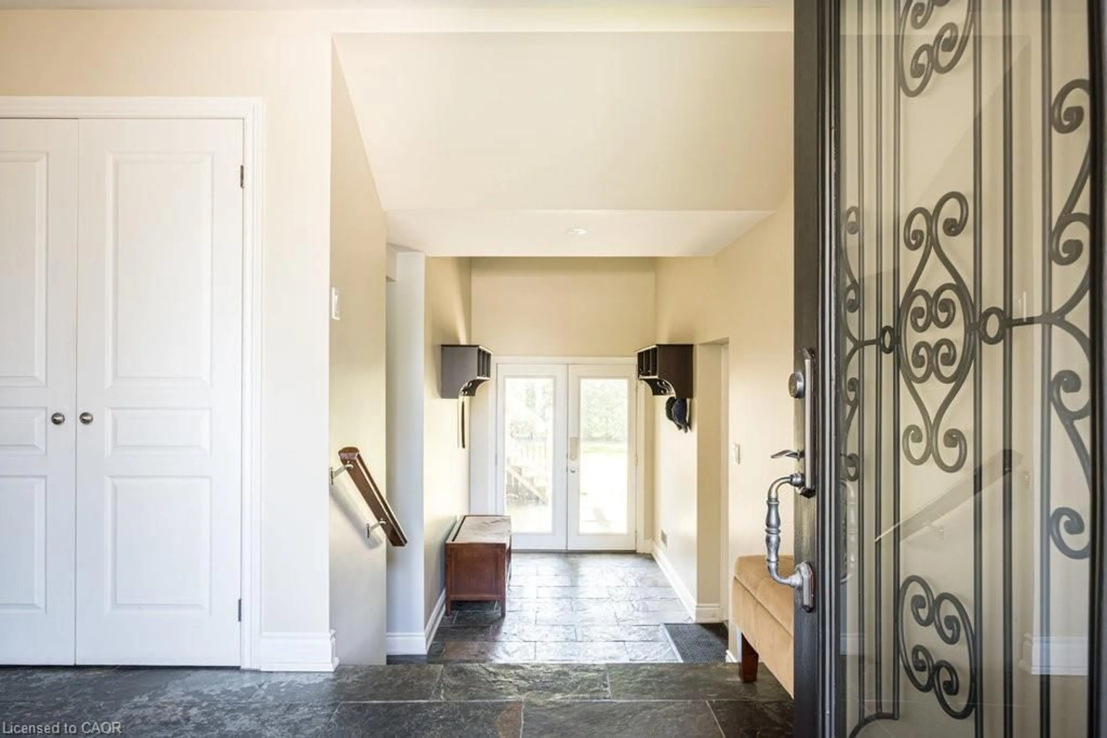 Indoor entryway for 330 Strathcona Dr, Burlington Ontario L7L 2E3