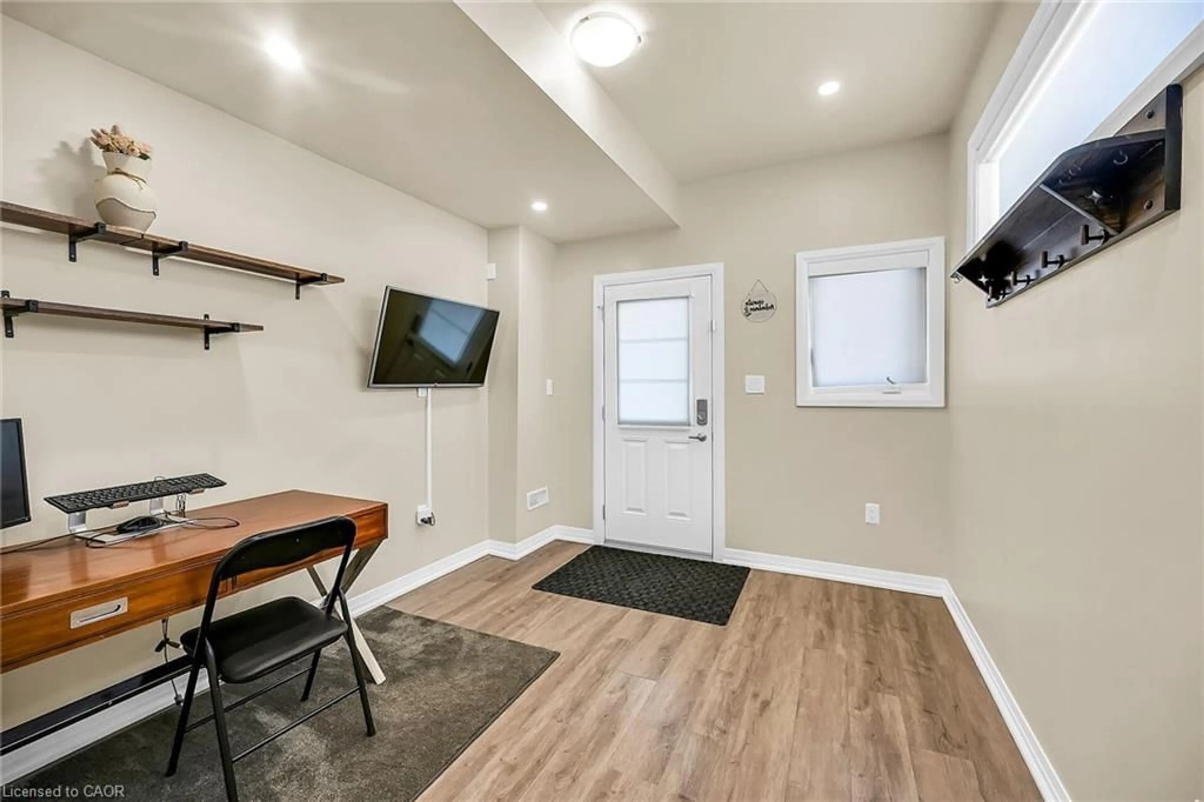 Indoor entryway for 575 Woodward Ave #48, Hamilton Ontario L8H 6P2