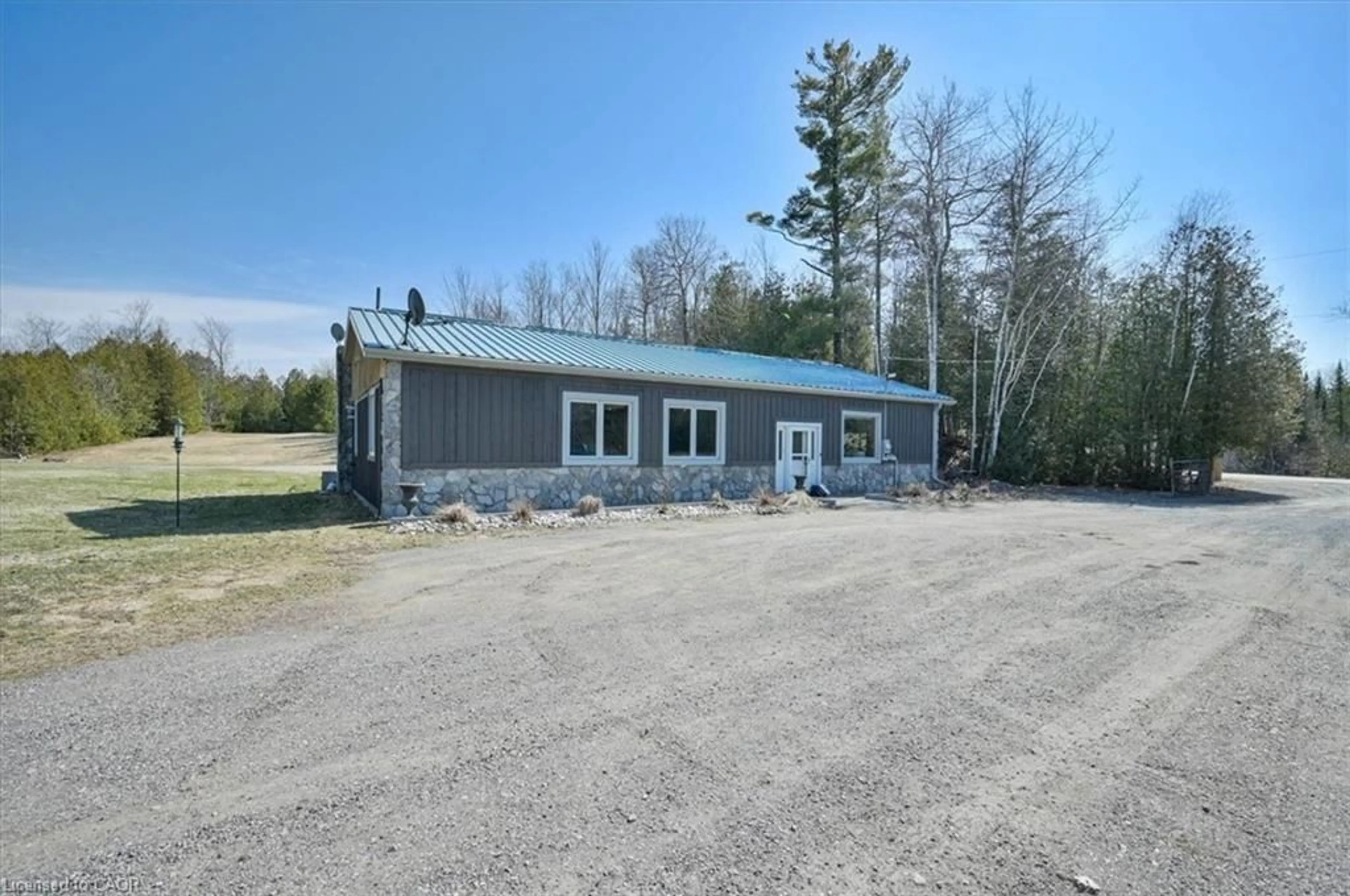 A pic from outside/outdoor area/front of a property/back of a property/a pic from drone, building for 4589 Watson Rd, Puslinch Ontario N0B 2J0