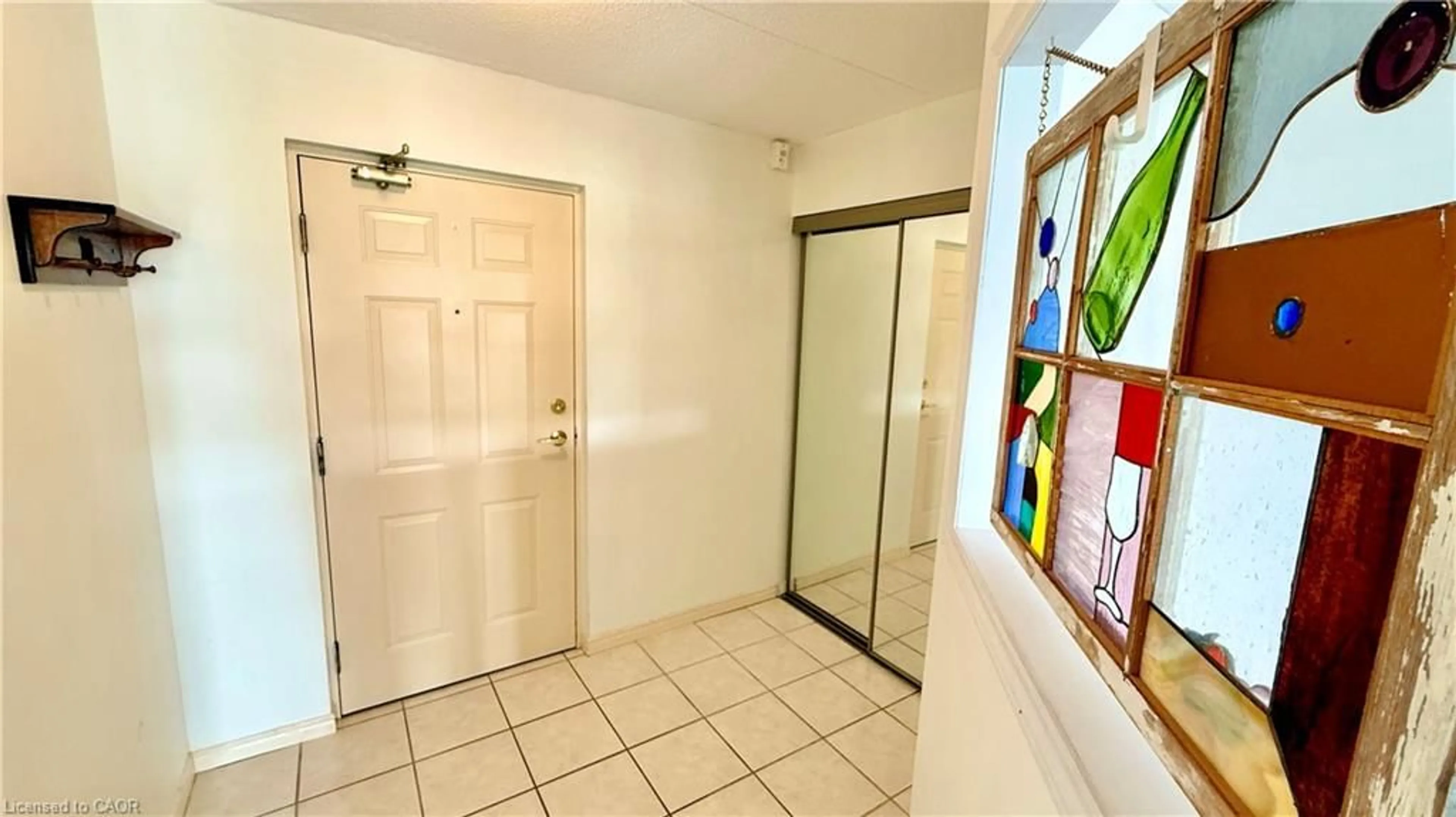 Indoor foyer for 5 Mill Pond Crt #604, Simcoe Ontario N3Y 5J6