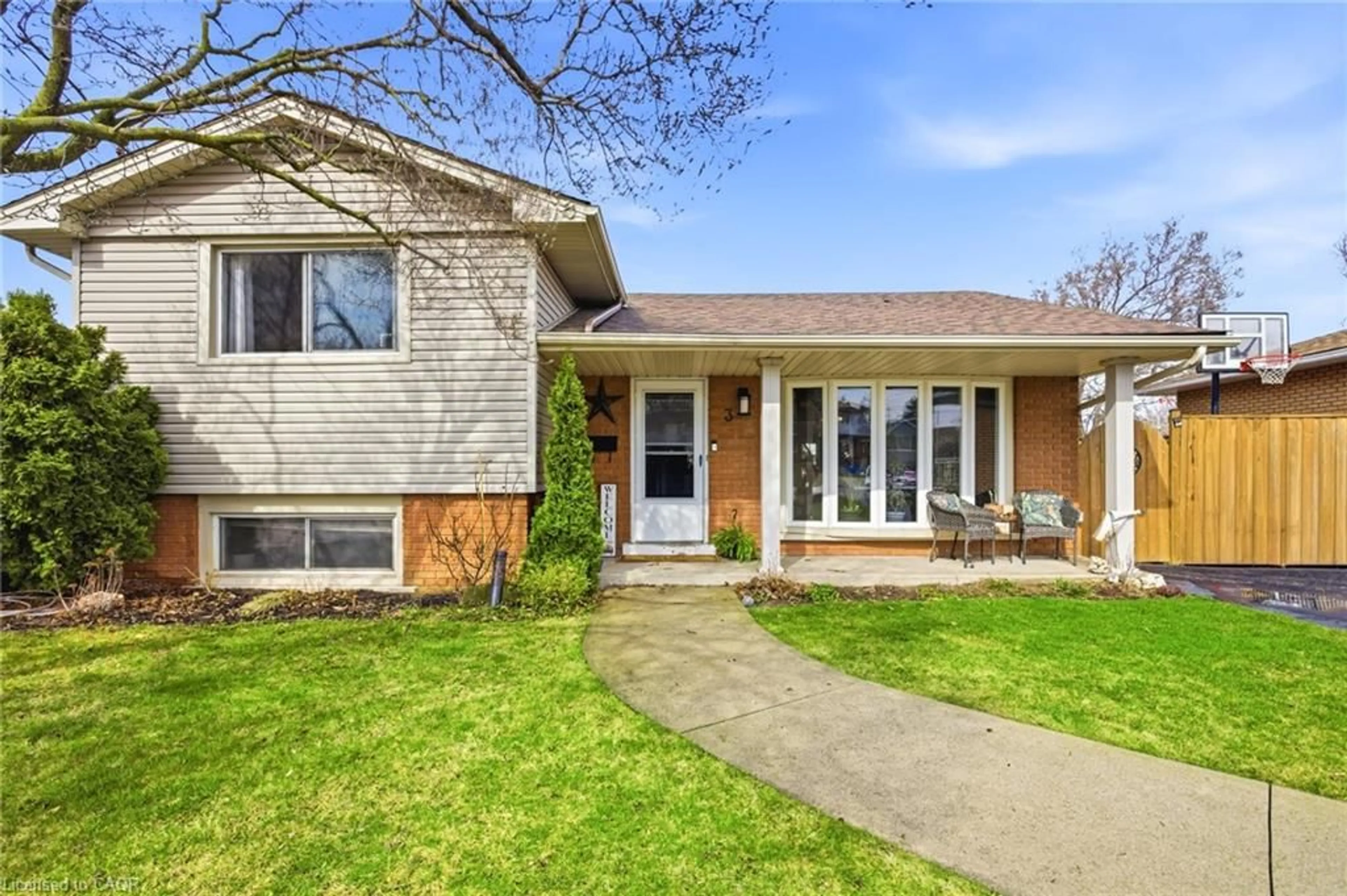 Home with vinyl exterior material, street for 3 Elvia Crt, Stoney Creek Ontario L8G 3W8