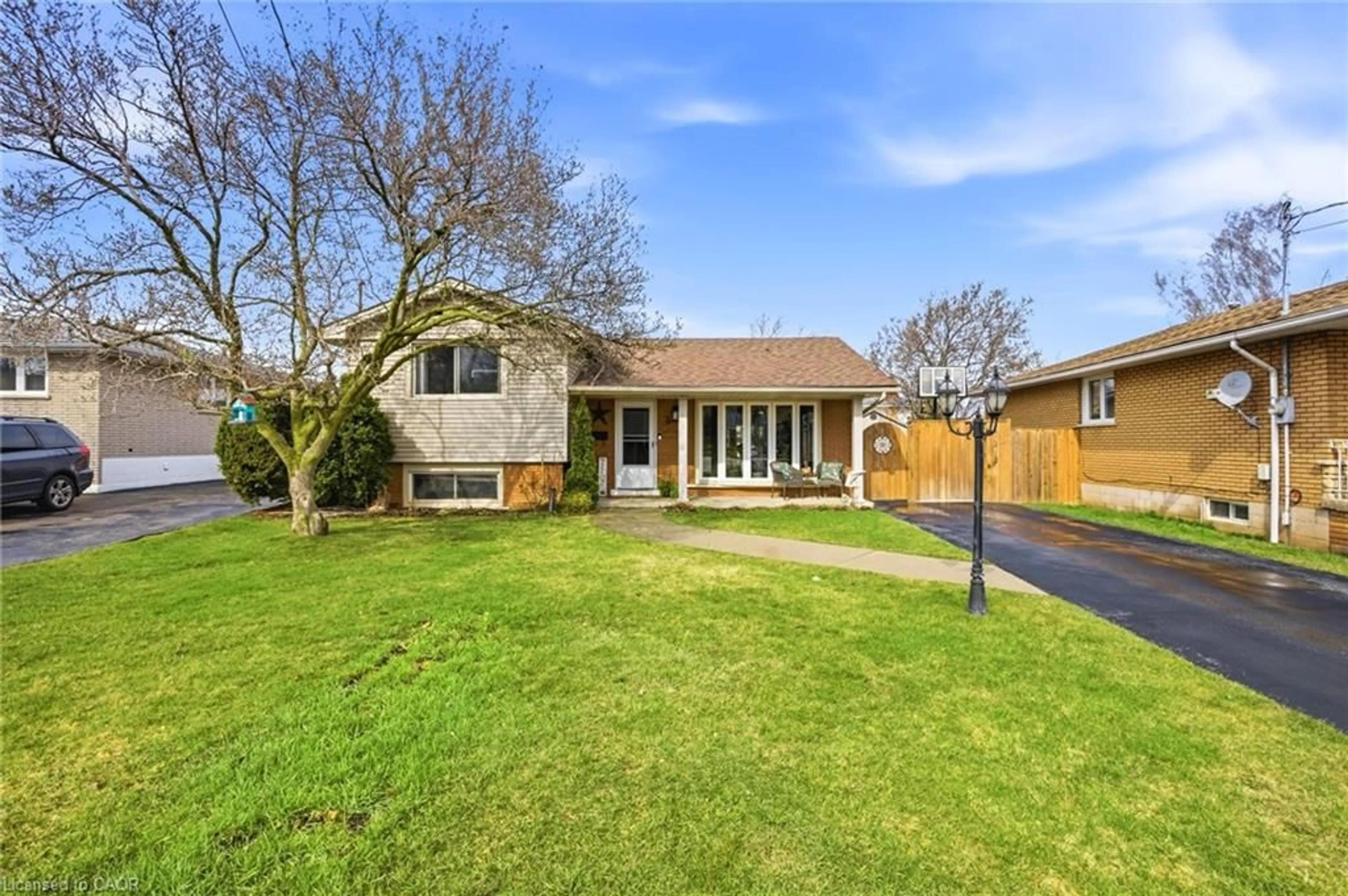 A pic from outside/outdoor area/front of a property/back of a property/a pic from drone, street for 3 Elvia Crt, Stoney Creek Ontario L8G 3W8