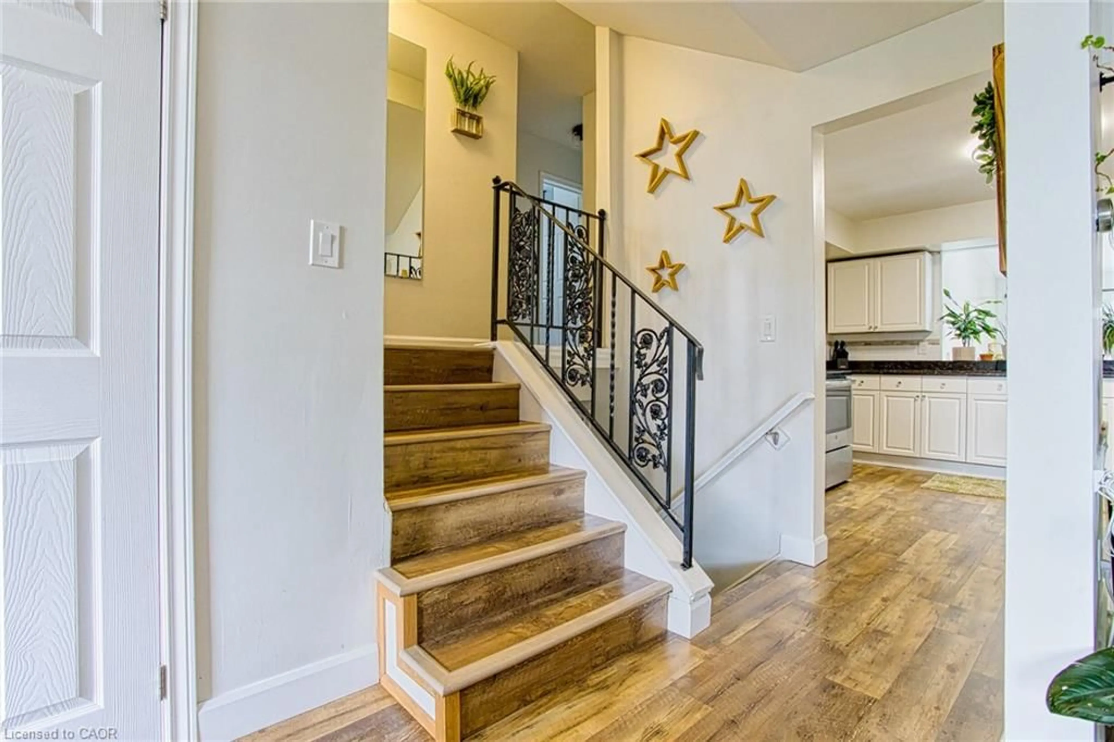 Unknown for 3 Elvia Crt, Stoney Creek Ontario L8G 3W8