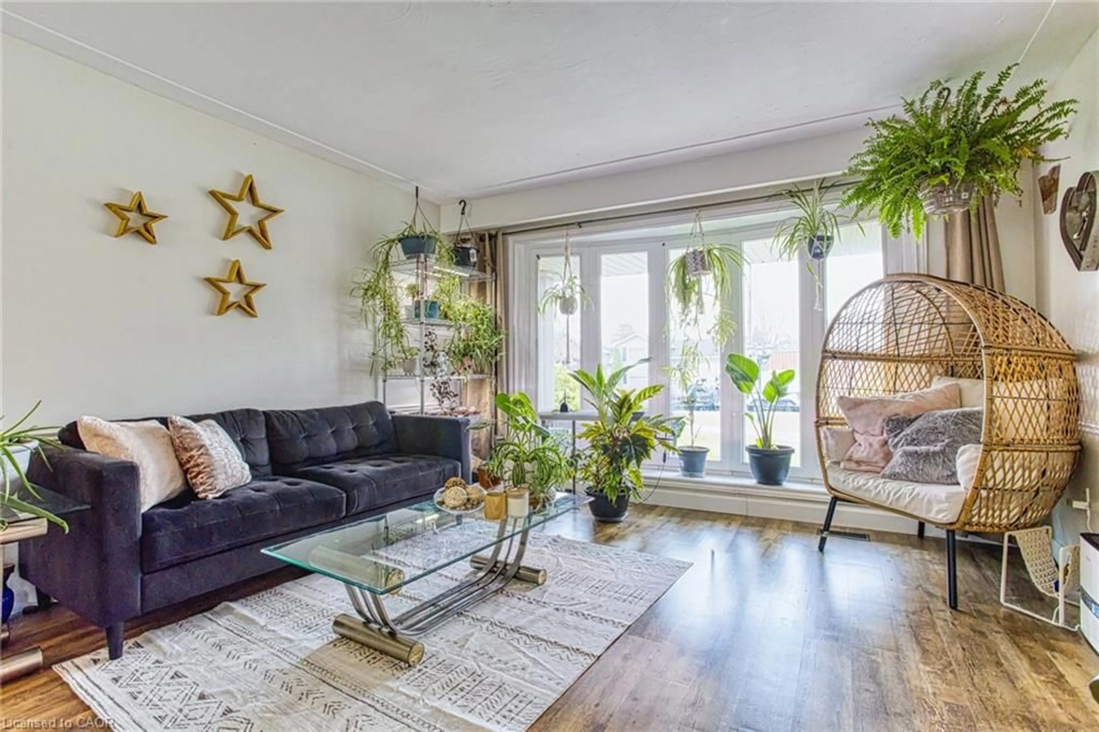 Living room with furniture, unknown for 3 Elvia Crt, Stoney Creek Ontario L8G 3W8