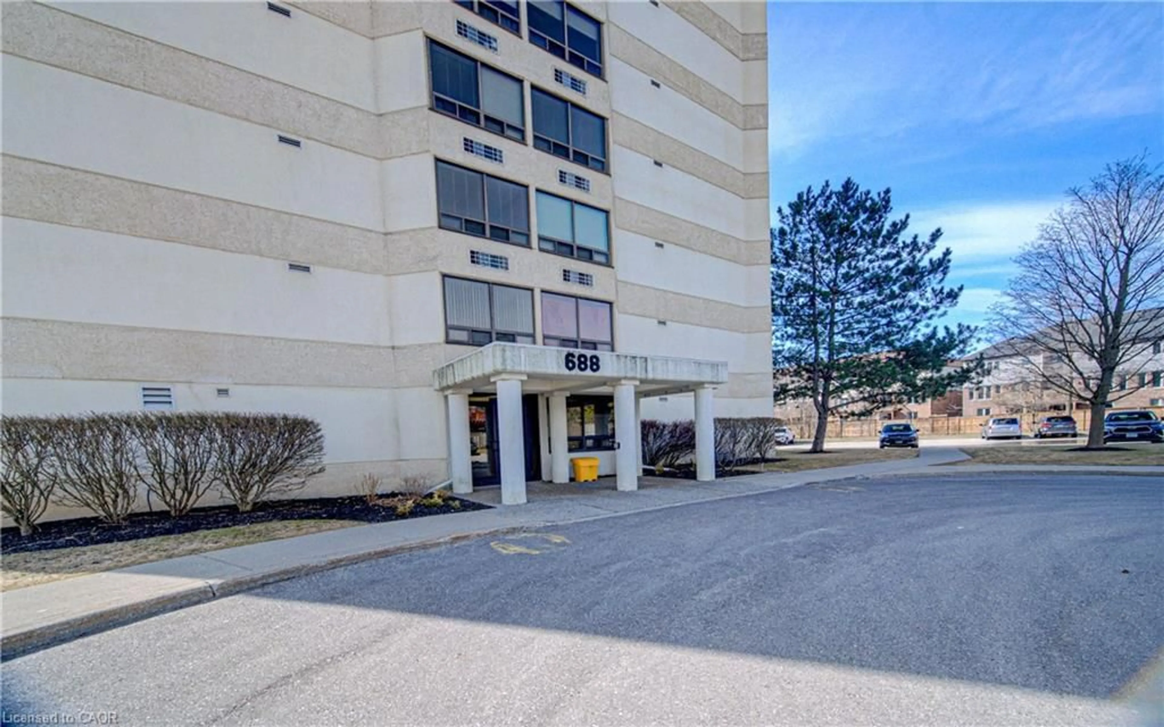 Indoor foyer for 688 Preston Pky #702, Cambridge Ontario N3H 5K6