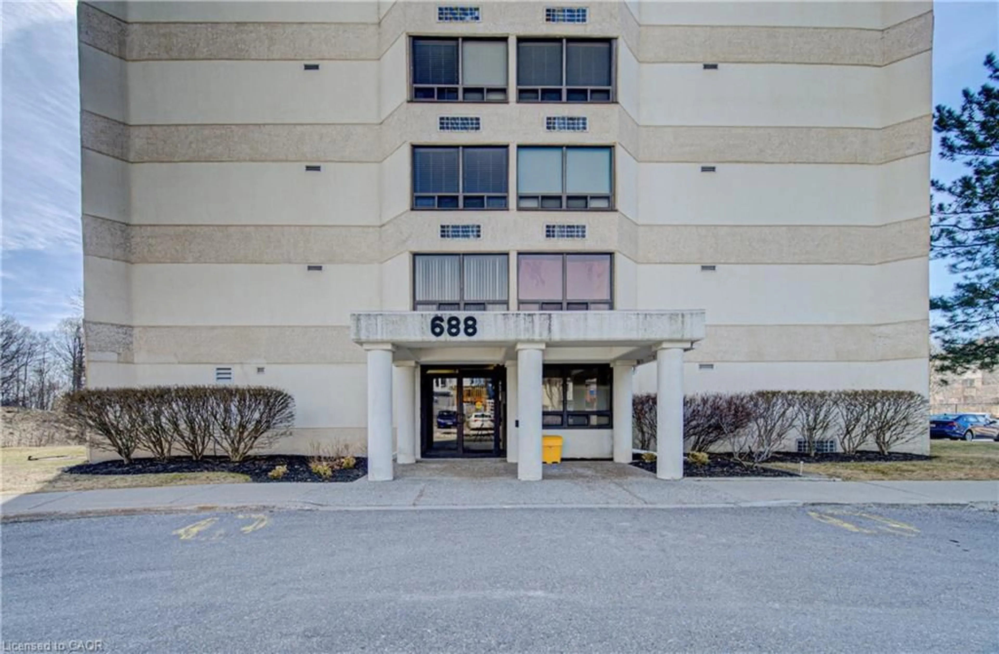 Indoor foyer for 688 Preston Pky #702, Cambridge Ontario N3H 5K6