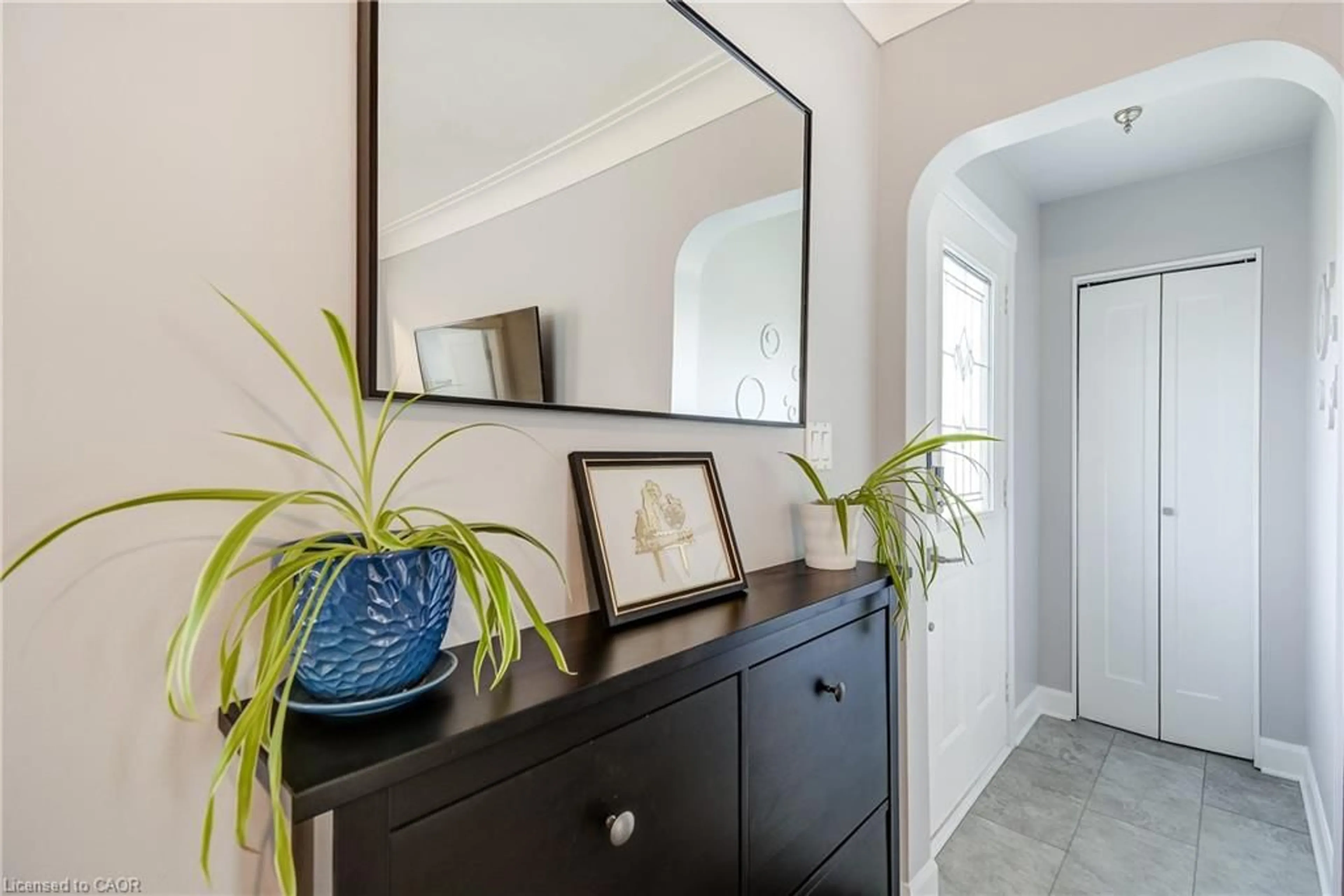 Indoor entryway for 6 Lyndhurst St, Brantford Ontario N3S 4M3