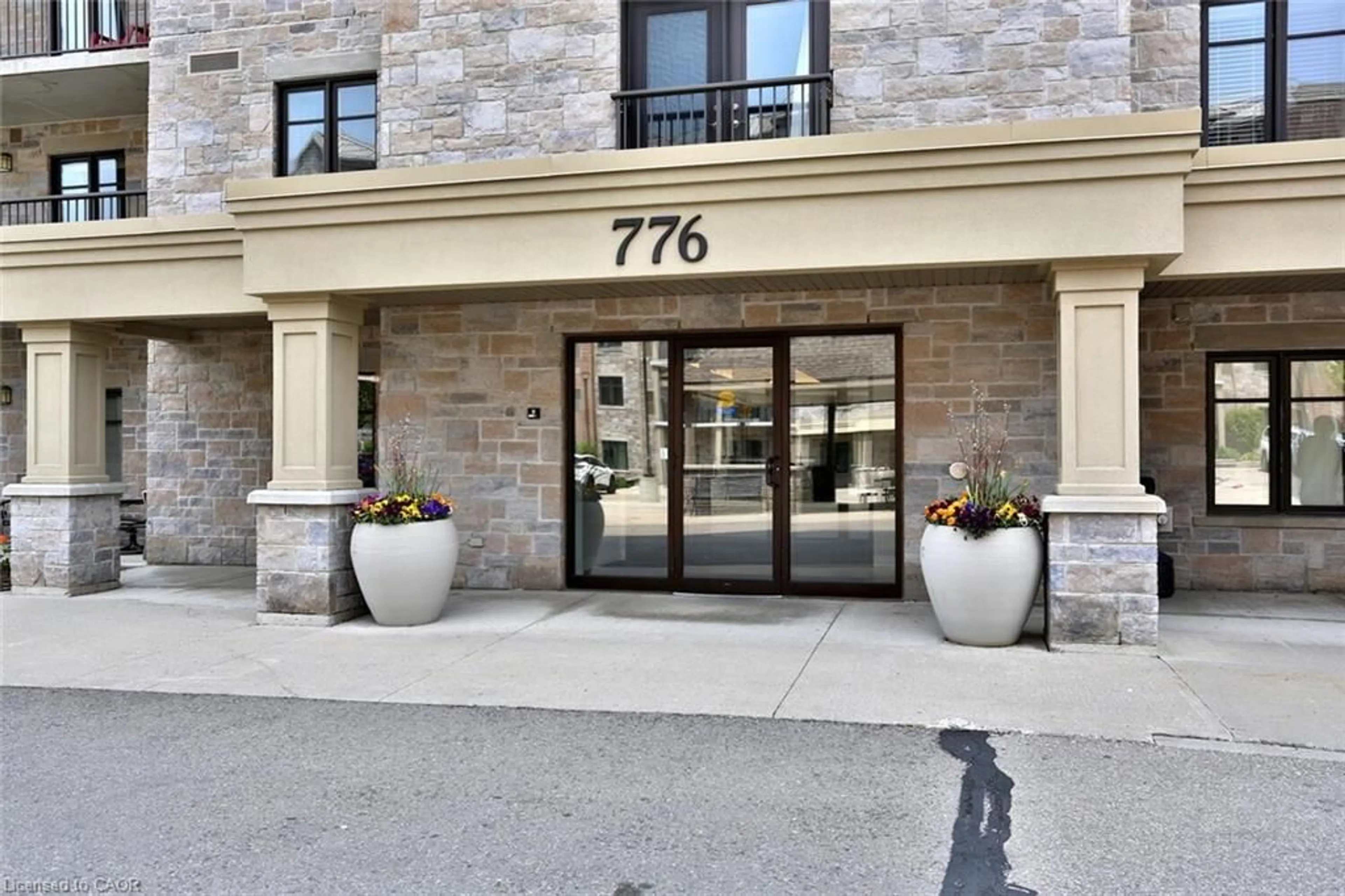 Indoor foyer for 776 Laurelwood Dr #705, Waterloo Ontario N2V 0A8