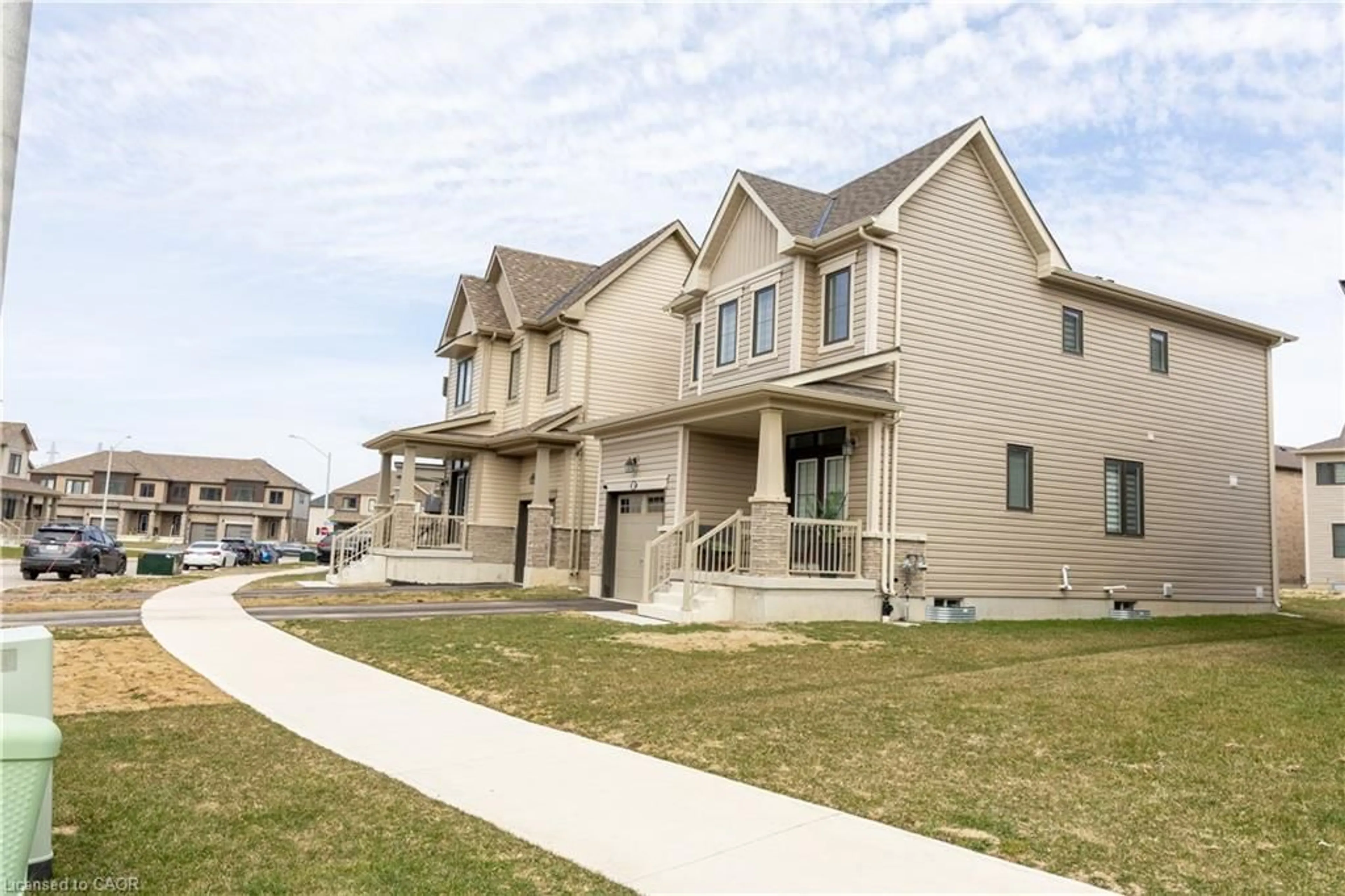 Home with vinyl exterior material, street for 16 Brighton Lane, Thorold Ontario L2V 0B7