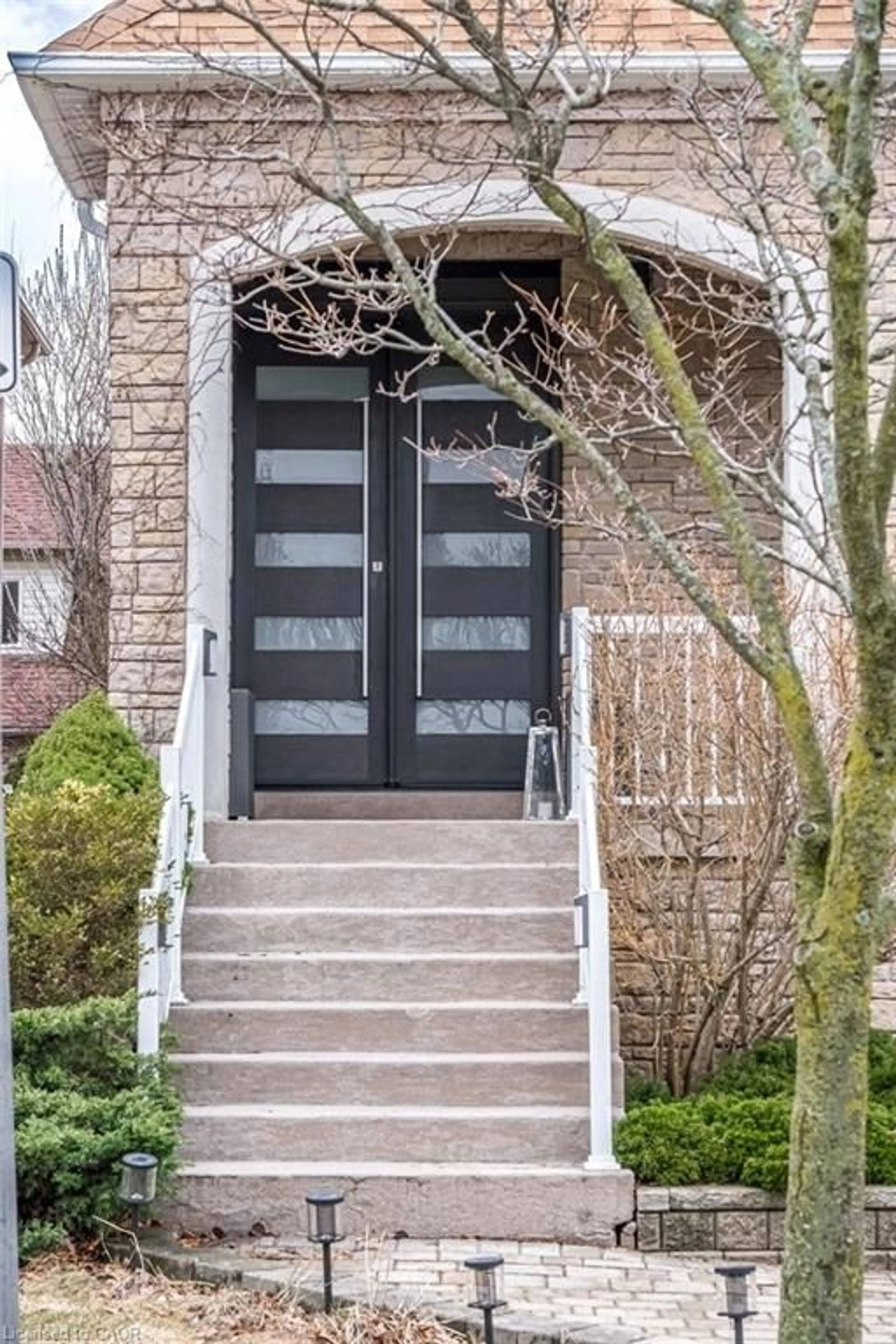 Indoor entryway for 5496 Longford Dr, Mississauga Ontario L5M 6N3