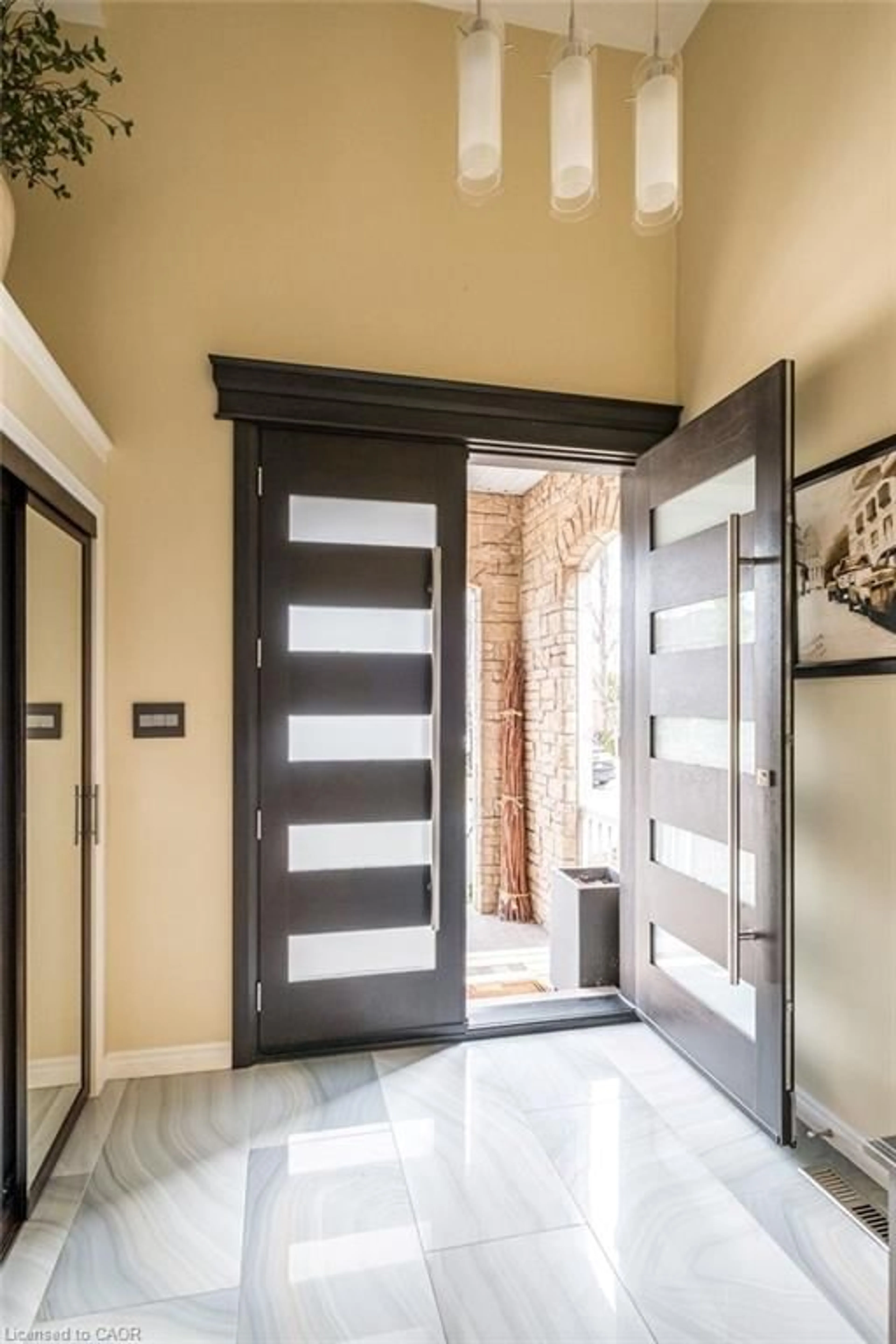 Indoor entryway for 5496 Longford Dr, Mississauga Ontario L5M 6N3