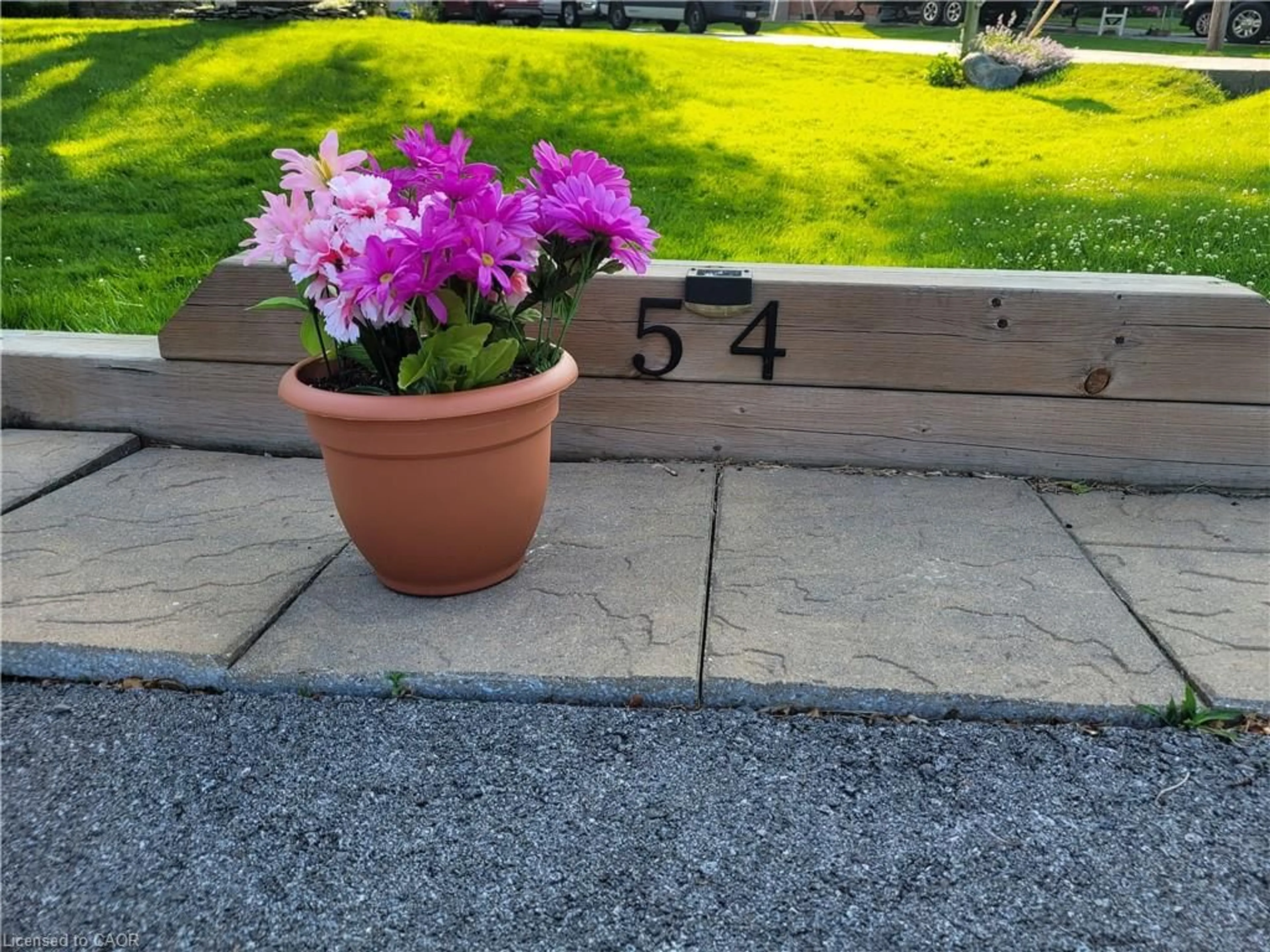 Patio, street for 54 Valley Rd, St. Catharines Ontario L2S 1Y6