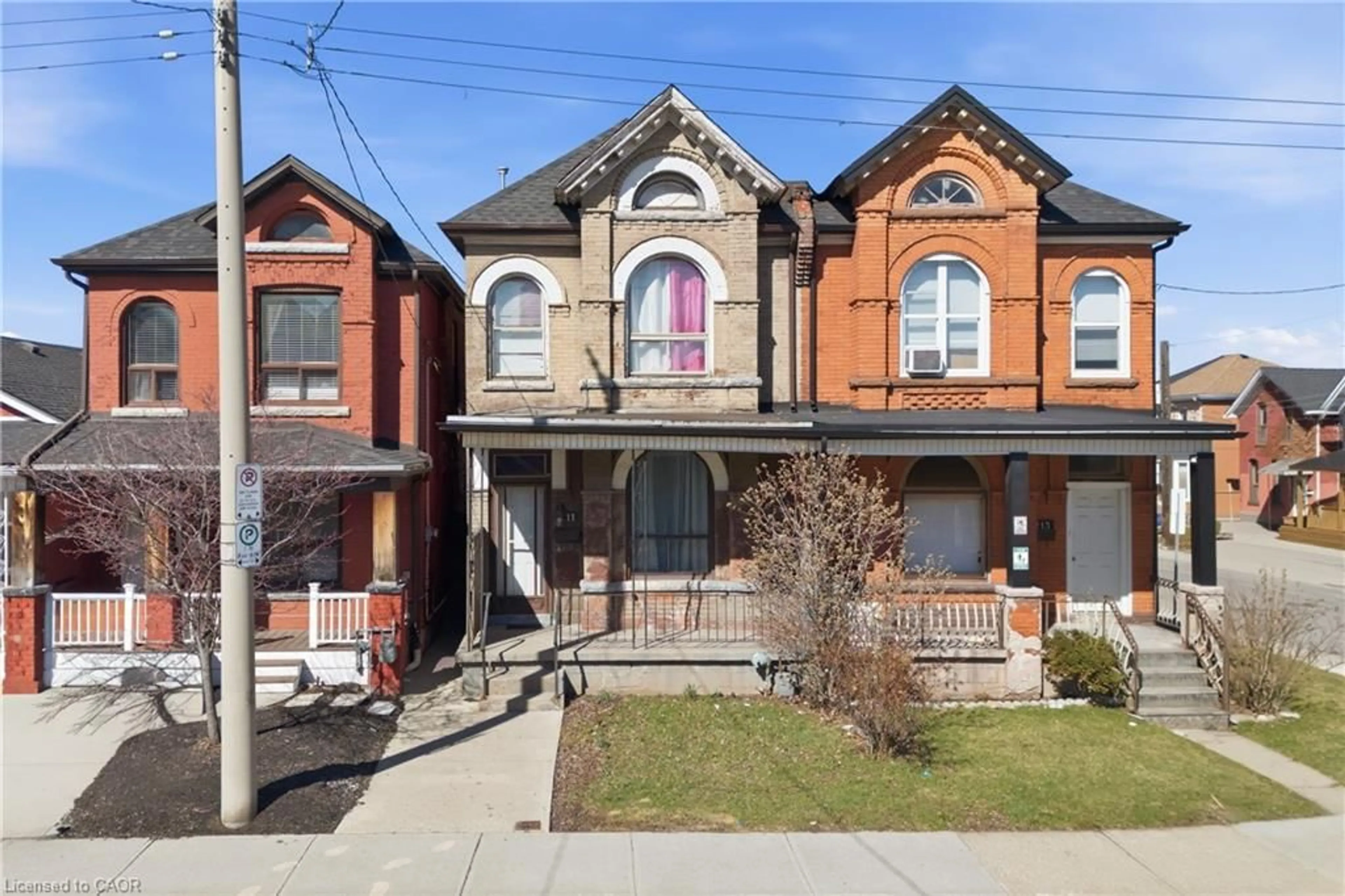 Home with brick exterior material, street for 211 West Ave, Hamilton Ontario L8L 5C7