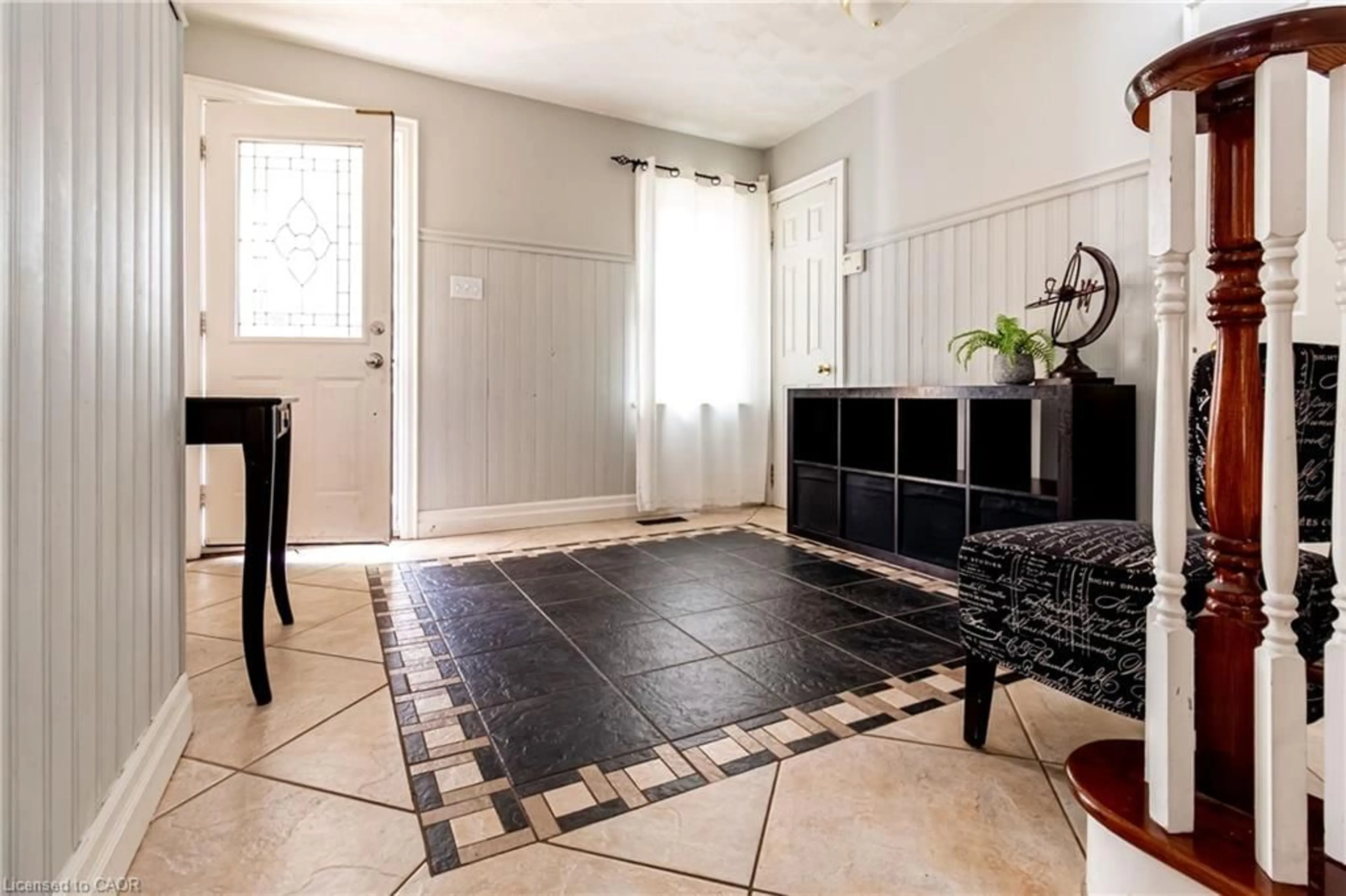 Indoor entryway for 220 Colleen Cres, Ancaster Ontario L9G 1J4