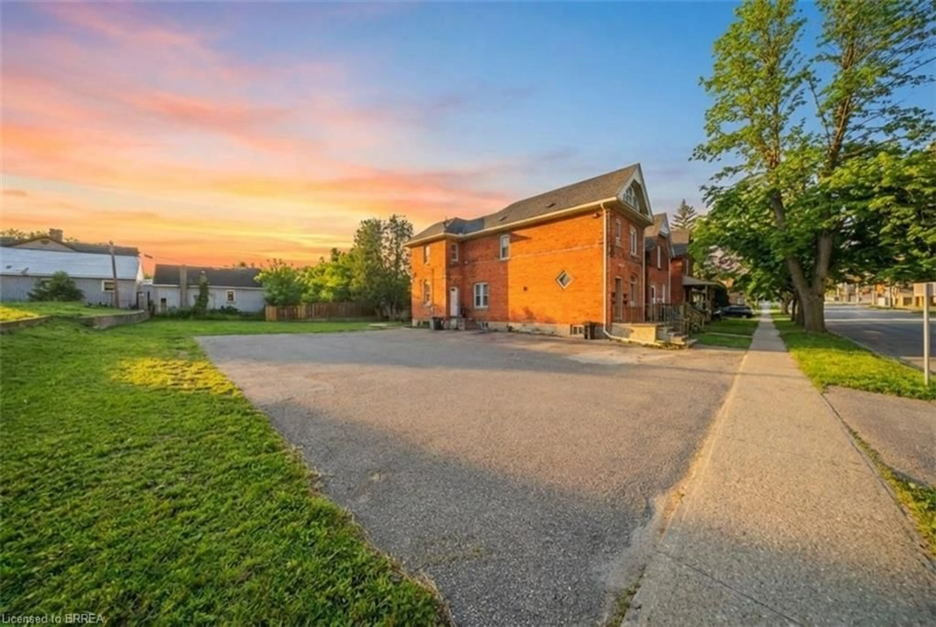 A pic from outside/outdoor area/front of a property/back of a property/a pic from drone, unknown for 169 Darling St, Brantford Ontario N3S 3W5