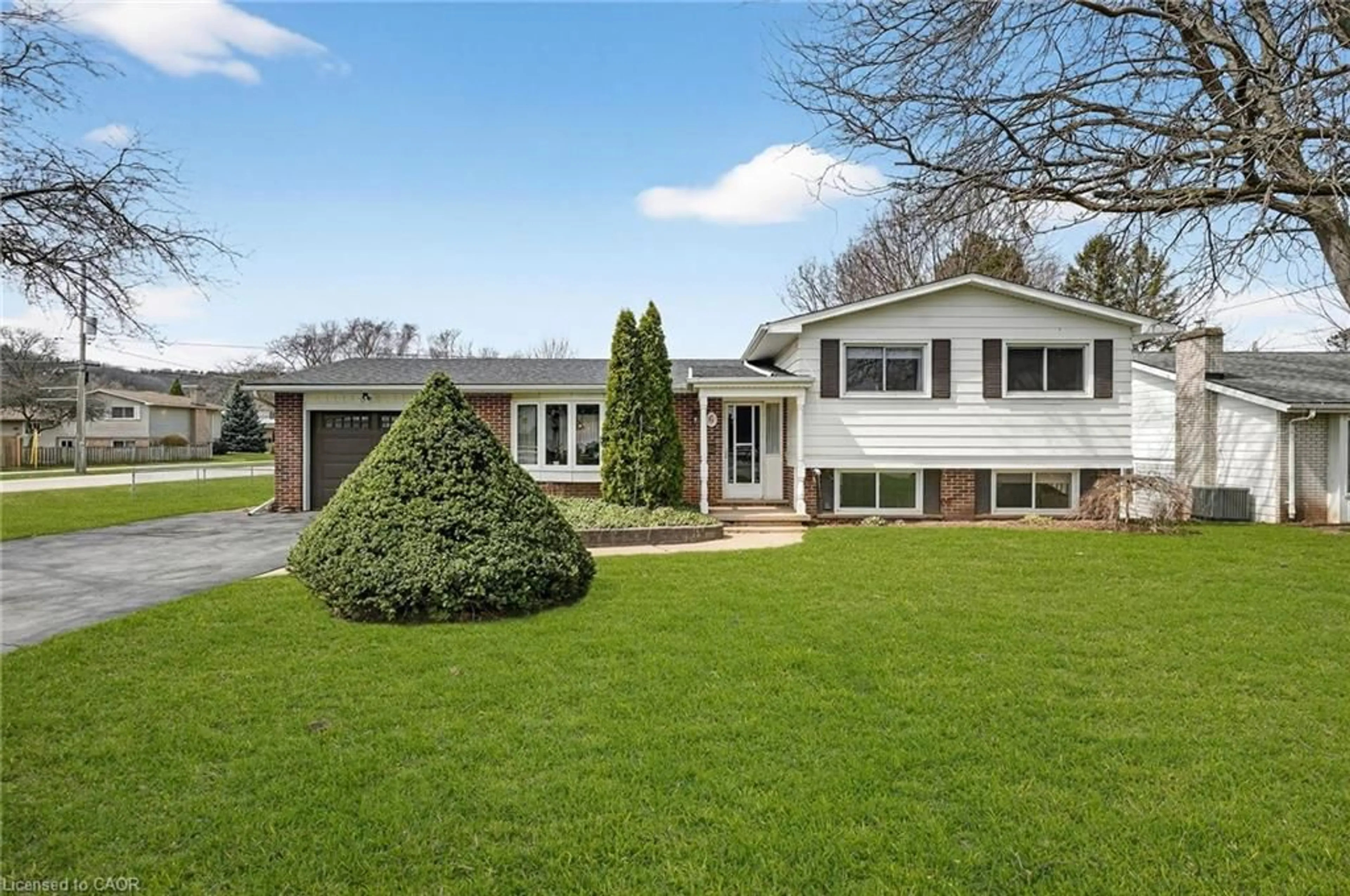 A pic from outside/outdoor area/front of a property/back of a property/a pic from drone, street for 6 Nelles Rd, Grimsby Ontario L3M 2Z2