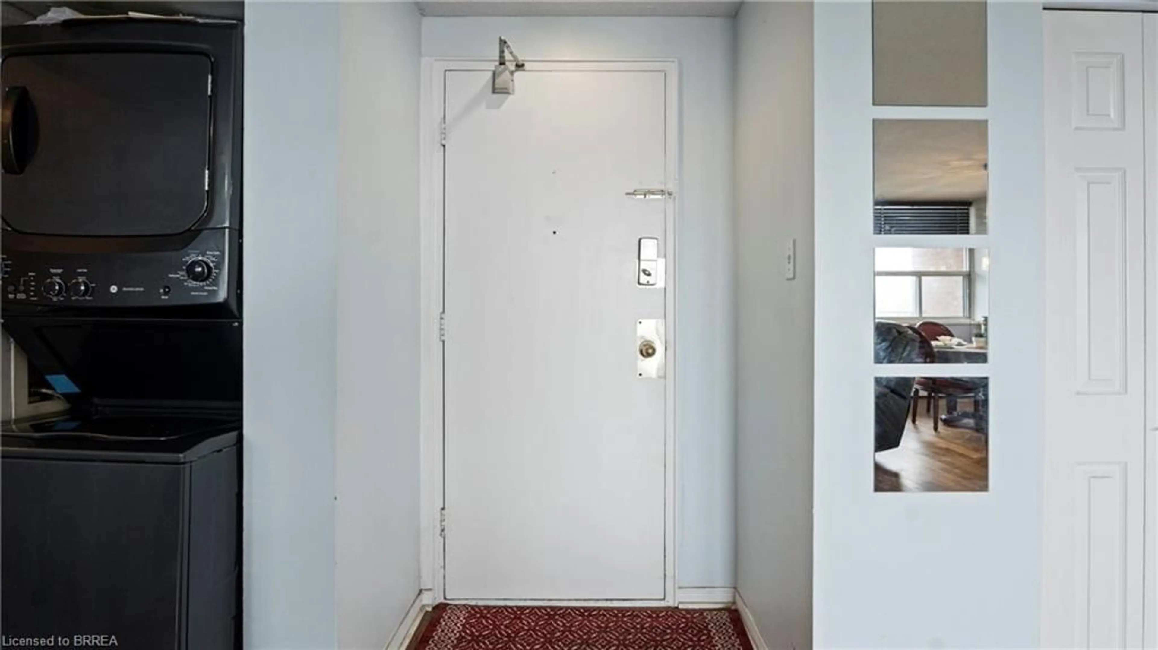 Indoor entryway for 293 Mohawk Rd #501, Hamilton Ontario L9A 2J1